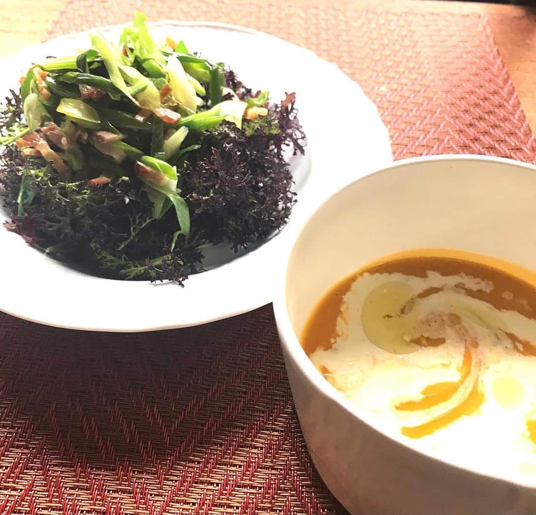 土屋眞弓のインスタグラム：「軽井沢の遠山農園さんから今年最後のお野菜を送っていただきました😃 8種類のお野菜の中から、からし菜とバターナッツパンプキン🥜を使ってランチ からし菜は九条葱とベーコンのお醤油味トッピング バターナッツパンプキンはポタージュにしました❣️ 余計なものは入れないでシンプルに‼️ ほうれん草とカブの葉はさっと茹でて何を作るか考え中 赤大根はアップルビネガーと林檎の蜂蜜でピクルスに 色々作って美味しく楽しくいただきます🥰❤️  #@tooyama_nouen  #orgnicvegetables」