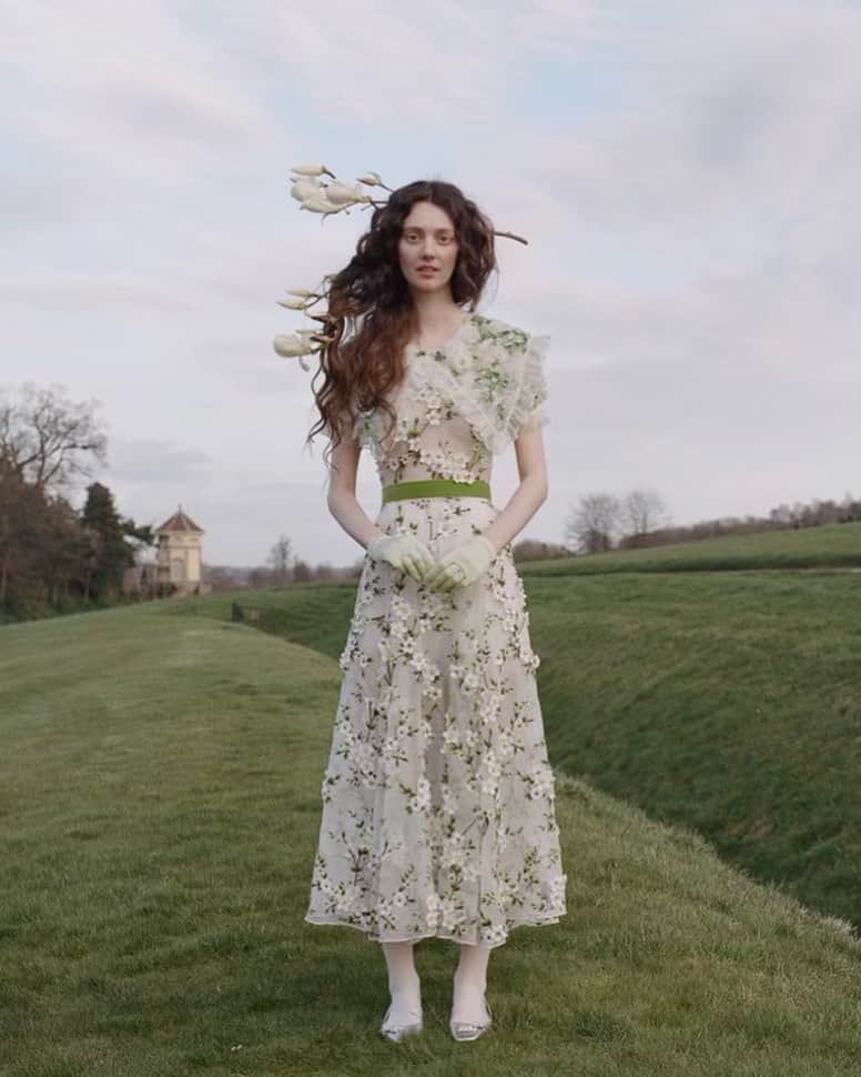 のインスタグラム：「The lovely @tanyaloureynolds wears Rodarte’s FW20 Embroidered Dress, photographed in the English Countryside by @autumndewilde (styled by @amandaharlech/ hair by: @odilegilbert_official) for @voguemagazine. Tanya gives such an amazing performance in Autumn’s beautiful film, @emmafilm. #rodarte #tanyaloureynolds」