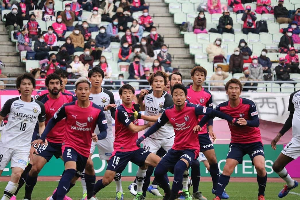 山下達也のインスタグラム：「昨日も応援ありがとうございました。  レイソルに来て初めてのセレッソ戦でした。  セレッソサポーターの皆さんも温かい拍手ありがとうございました。  とても堅い試合で集中を切らせない展開でした。  レイソルもセレッソもまだ大事な試合が残されています。  今シーズン笑って終われるようにお互い頑張っていきましょう🤝  #柏レイソル #50 #次は勝つ #皆さん素敵な写真たくさんありがとうございます」