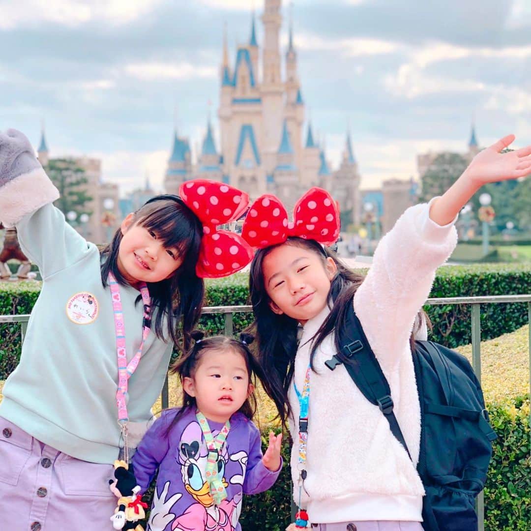 れのれらTVのインスタグラム：「＊-＊-＊-＊-＊-＊-＊-＊-＊-＊-＊-＊ ・ 【ディズニーランド2020】 ・ 今年もなんとかディズニー行けました😍❣️ ・ れいらにとってはサプライズ👀✨ ・ ・ 夢の国はこんなご時世でも夢の国のままでした✨❣️🎉 ・ #れのれらtv  #3姉妹 #３姉妹 #東京ディズニーランド #サプライズ #家族 #親バカ部  #夢の国 #youtuber  #応援してくれてありがとう  #バースデー #バースデーサプライズ #娘  #小学生女子 #小学生 #保育園児 #tokyodisneyland #シンデレラ城  ・ ＊-＊-＊-＊-＊-＊-＊-＊-＊-＊-＊-＊」