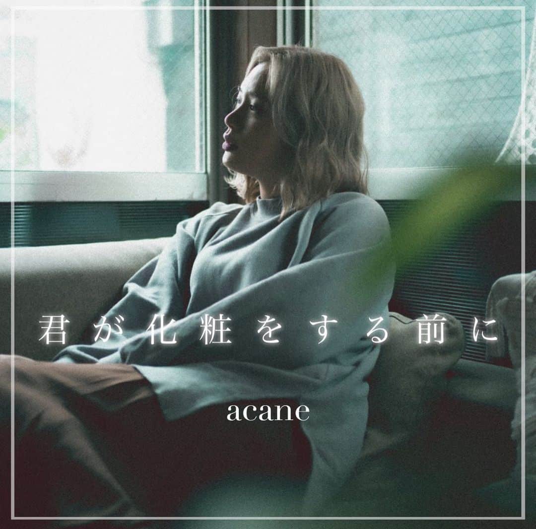 acaneのインスタグラム：「・ 『君が化粧をする前に』の MVが公開されました🎄 そしてサブスクも解禁されてます📱📣  曲はベリーグッドマンのHiDEXさん @hidex_bgm と 制作させていただきました⭐️ 制作モードに入ったときのひでさんは 多分、神に取り憑かれてます(褒めてます)  MVは 撮影、ディレクション broミウラタカヤ @takaya3ura  まじで何回もやり直して こだわってくれてありがとう！ たーちゃんのストイックさが大好き🥰  そして男性役で Snugsのリーダー けんじくん @_kuwaken が 出演してくれました！！  俺でいいんかな〜？て不安そうやったけど 全力で取り組んでくれて ほんとにほんとに嬉しかった😭❤️✨  ヘアセットはりのちゃん @fi_ne.rino 会ったら毎回可愛いって言ってくれるので 毎日家に来てください。←笑 いつも可愛くしてくれてありがとう🥰❤️  そして男性のお家は 賢太 @kentash_69 の家で 撮影させてもらいました！！ けんたほんといつもありがとう😭❤️ラブ  マネージャーもえやん @acane_mg あなたは毎日愛してますありがとう  色んな方の協力で 一つの曲ができてます！ まじでありがたい。。 まだ見てない皆さんは acaneのストーリー、ハイライトから 見れるのでぜひチェックしてね❤︎  各音楽サイトからも聴けますのでぜひ！❤︎❤︎❤︎  感想も聞きたいので コメント待ってるね😎✌🏼📣」