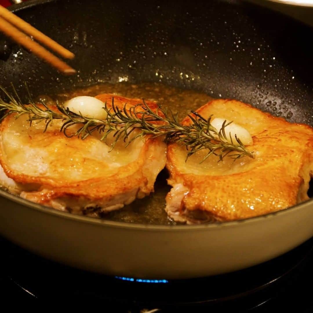 栗原心平さんのインスタグラム写真 - (栗原心平Instagram)「#鶏もも肉 を使った #クリスマス のメイン料理のレシピ動画を公開しました！  クリスマスに食べる料理が決まっていない方は、ぜひ作ってみてください！  ジューシーなチキンと肉汁で作ったソースが絶品です！  炊飯器で手軽に作る、スタッフィング風ライスと合わせてお召しあがりください。  レシピはプロフィールのリンク＞LINE＞動画からご確認いただけます！ @gochisosamachannel  #家で作ろう #栗原心平 #shimpeikurihara #ごちそうさまチャンネル #料理 #レシピ #簡単」12月13日 12時00分 - gochisosamachannel