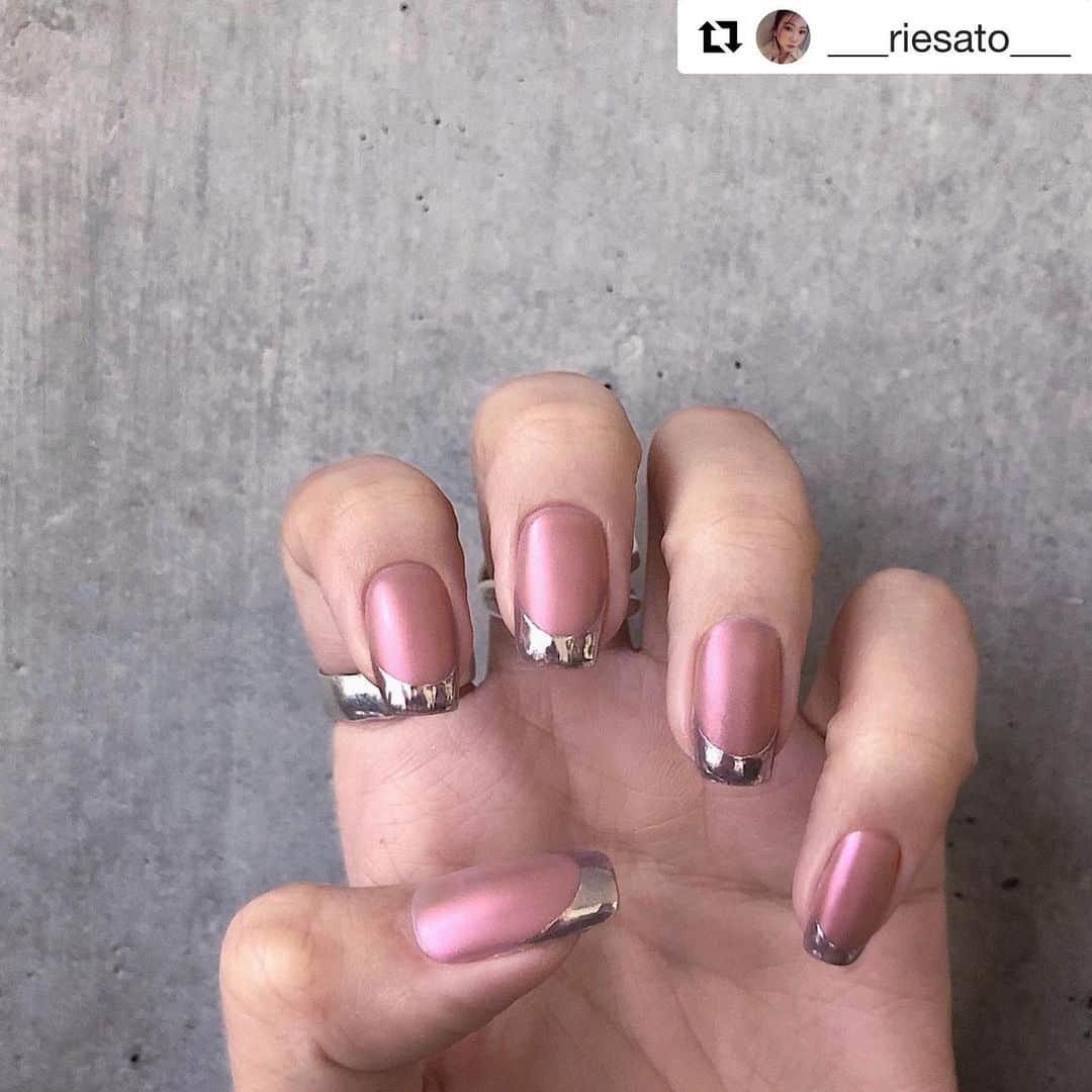 initygel_officialのインスタグラム：「RIE先生 @___riesato___   RIE先生が、 オリオンコレクション OO-03を使用し、すっごくかわいい作品を😍  嬉しいです✨ いつもありがとうございます🥺 #Repost @___riesato___ with @get_repost ・・・ 私がやるネイルの中では めずらしいpink🥺♡ . . .  #nail #nails #nuancenail #Japannail #ネイル #ニュアンスネイル #トレンドネイル #カジュアルネイル #おしゃれネイル #個性派ネイル #ネイルアート #ジェルネイル #セルフネイル #ブラウンネイル #네일스타그램  #네일아트디자인  #美甲 #ワンカラーネイル #冬ネイル  #ホワイトネイル #アシメネイル #ピンクネイル #囲みネイル #ミラーネイル #シルバーネイル」
