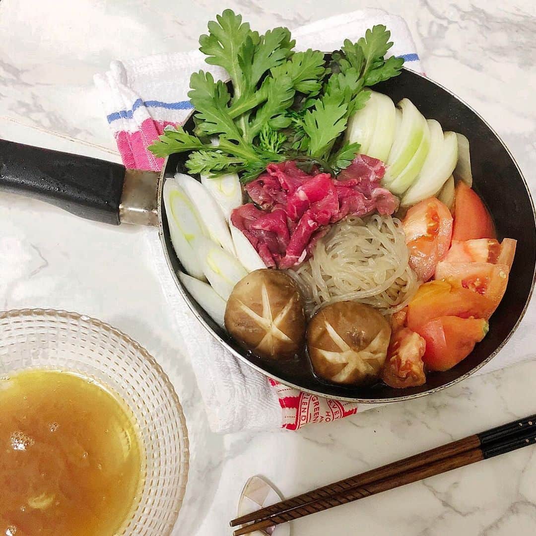 のインスタグラム：「🍅🐮🥘﻿ ﻿ 私の冬の定番 #トマトすき焼き 🤎﻿ すき焼き用のお鍋とかないのでフライパン笑 ﻿ 見えないけど、バジルとにんにくを最初にオリーブオイルで炒めているのでほのかにイタリアンな香りです🎶﻿ ﻿ 胃袋が安いもので、高級なお肉の脂だといつも胃もたれしちゃうから結局家でやるのが好きかも😂﻿ ﻿ #おうちごはん#古田の自炊記録 ﻿ #おうち鍋#お鍋#鍋#🍲#すき焼き﻿ #夜ごはん#instafood#フードスタグラム﻿ #cookingram#cooking#おうちごはんlover﻿ #おうちごはん通信#自炊#自炊記録#foodstagram#dinner#おうちカフェ」