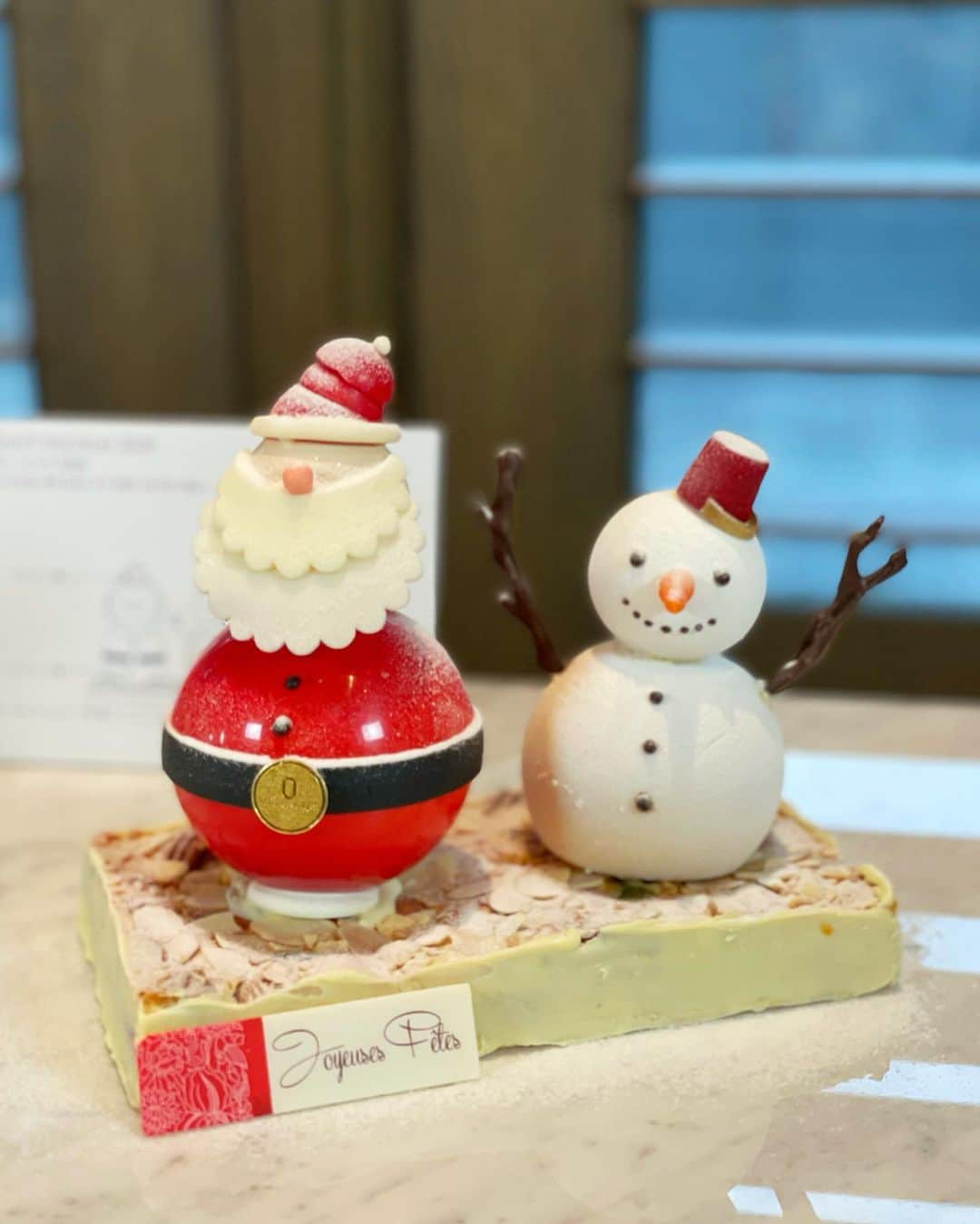 石井里奈さんのインスタグラム写真 - (石井里奈Instagram)「こんにちは💗 . 先日は @louange_tokyo のクリスマスケーキの試食会へ🥰💗 今回も可愛いクマケーキがたくさん🧸💕 . いろんな美味しいケーキを試食できて幸せすぎました☺️🎂🎅 . 見て可愛い、食べて美味しいは最高ですよね💗 . 今回は眼鏡ありとなしの2ver.で撮ってみました🤓どちらがいいかしら？🥺 . ピアスは @genic_jewelry 💎 最近ハマったアクセサリーブランド💗どのデザインも可愛くてサイト見てるだけで全部ポチりたくなる！🥺笑 . 今週末も撮影頑張ってきます📸✨ 今日も素敵な一日を💕 . #ルワンジュ東京 #ケーキ #クリスマスケーキ #クリスマス #赤坂クラシックハウス #りなまるグルメ #眼鏡女子 #めがね女子 #伊達メガネ #ケーキバイキング #スイーツ #スイーツ女子 #東京スイーツ #sweet #チョコレート #チョコ好き #チョコ #chocolate #マカロン #ピアス #glasses #louangetokyo #六本木スイーツ #六本木グルメ #六本木カフェ #くま #くまさん #bear #teddybear #くま好き」12月13日 12時07分 - ri7tin1025