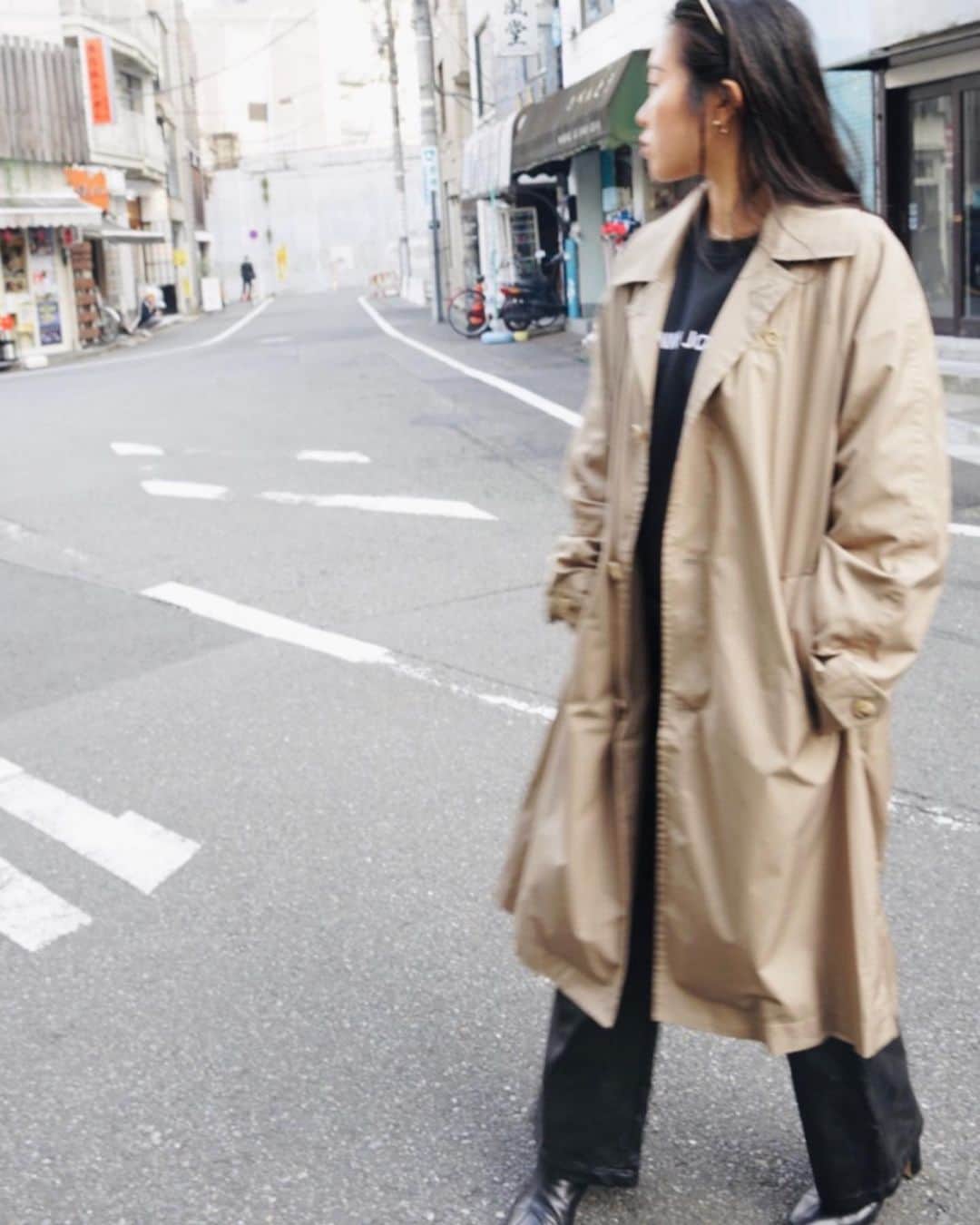 PORT of CALL Cafe&Store Tokyoのインスタグラム：「﻿ #pocdstyle﻿ -New Arrival-﻿ @banksjournal﻿ 👕Label Crew﻿ (Dirty Black,Saffron,Salmon)﻿ ＠tcss﻿ 🧥Soutien Collar Coat﻿ (Beige,Black)﻿ Stocked @poc_daikanyama﻿ ＠banksjournal 定番ロゴクルーネックスウェット&ビッグシルエットステンカラーコート。﻿ シンプルでスタイリッシュなコーデがすき。🧳﻿ #banksjournal  #banks #tcss #criticalslide #new #collection #portofcalldaikanyama #cafeandstore」