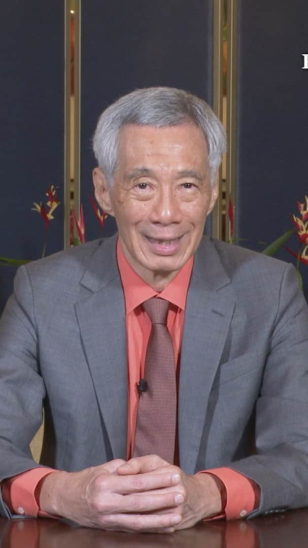 リー・シェンロンのインスタグラム：「Five years on, climate change remains an urgent global challenge, but especially for a small low-lying island state like Singapore. In my message at the virtual Climate Ambition Summit to commemorate the 5th anniversary of the Paris Agreement on 12 December 2020, I updated how Singapore is taking bold actions in renewable energy, transport, low-carbon solutions and green financing, while putting in place long-term adaptation plans and investing significantly in coastal defences.⠀ ⠀ Ultimately, Singapore will not be able to stop climate change on our own. This global challenge requires a global response. Singapore will continue to play our part, and meet our commitments under the Paris Agreement. – LHL⠀ ⠀ (PMO Video)」