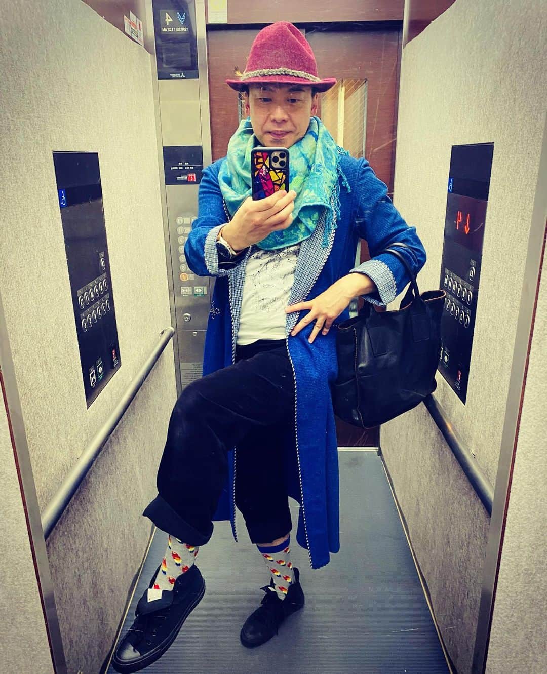 のインスタグラム：「今日の私服でおま😉✌️ 今日はロングガウンコーデ‼️ お気に入りのブルーのロングガウンにエンジのハット、エメラルドグリーンのショールで合わせてみまちた😃💡💡  今日は貴重な生のステージです しかもホテルディナーショー🏨よ〜😁😙🎵🎵✌️✌️  久しぶり過ぎて、なんだか緊張ぎみ‼️‼️😳🥺😝😝😩💓💓 笑。笑。  でも　ホテルディナーショーだから　気合い入れて頑張ってきまーす😬💪💪 #私服 #ootd  #ロングガウンコーデ  #エレガントに #美川憲一 #美川憲二 #ヒデコフランセスカ #オネェ系 #ものまね」