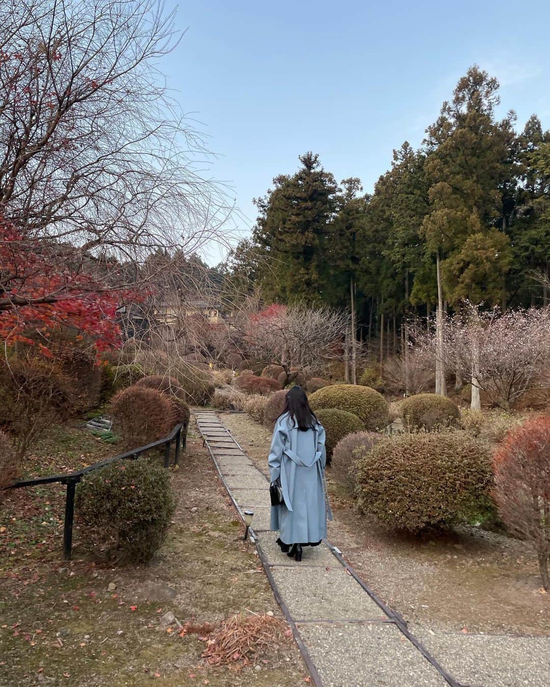 美甘子さんのインスタグラム写真 - (美甘子Instagram)「山屋蒼月の庭園散策、紅葉🍁がまだ少し残っていて綺麗だった！ #山屋蒼月  #赤城高原温泉山屋蒼月  #帰京しております」12月13日 12時17分 - rekish_mikako