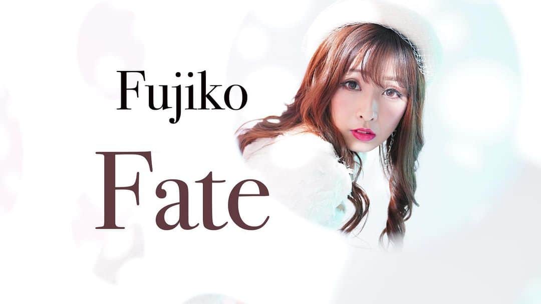 Fujikoのインスタグラム：「こんにちは😃  本日は、BERONICAでライブです🌟✨  新曲リリースというわけで、 本日CD購入の方はオリジナルフォトがついてきます！ 数量限定のDVD付きもあるょ✨😣  オンラインショップでも発売予定ですが、 今日は先行発売です💕  新しいポートレートも発売します👸🏻💓  おNewなFujikoをチェックしてね♡  本日のライブは、Be One Heartでお馴染みの シュガーズさんとコラボステージもあります😣  是非是非お見逃しなく✨  『BERONICA ENTERTAINMENTSHOW』 2020年 12月 13日(日)  Open 16:00 Start17:00 Ticket 5000 円（料理プレート+1ドリンク付き）  出演者 Fujiko / シュガーズ/のずちん / RED EYE / singer J   ✳︎さらにFujiko✖️シュガーズの スペシャルコラボライブがあります💖  チケットはこちらから💁🏻‍♀️ https://t.livepocket.jp/e/q5rwr  #Fujiko#新曲#バラード#おすすめ#japanesegirl #singqueen #関西」
