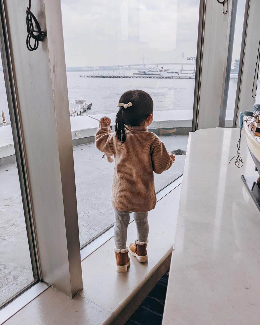 のインスタグラム：「. . 赤ちゃんのニット姿かわいい🤍 ニットとブーツはZARA タイツはGAP 2歳は赤ちゃん？もうキッズ？ #babygirl #2歳 #女の子ベビー #女の子キッズ #キッズコーデ女の子 #zarakids #みなとみらい」