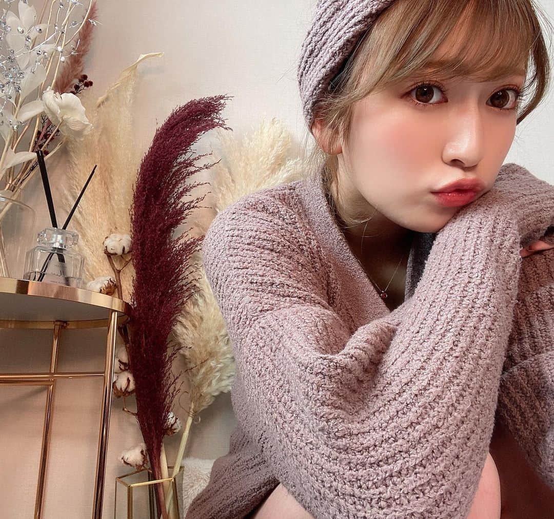 吉田朱里さんのインスタグラム写真 - (吉田朱里Instagram)「こんにちは☕️ @herlipto のルームウェア 小嶋さんから頂いてめちゃくちゃ愛用してます🤎🤎 . 可愛いルームウェア着て ちゃんとメイクすると お家時間もルンルンで過ごせる🧁🥛 . ってことでお家メイク撮りました🐻🤍 . 編集頑張るぞっ！ 近日YouTubeで公開しまーす！ . #おうち時間 #おうちメイク #アカリンメイク #herlipto」12月13日 12時19分 - _yoshida_akari