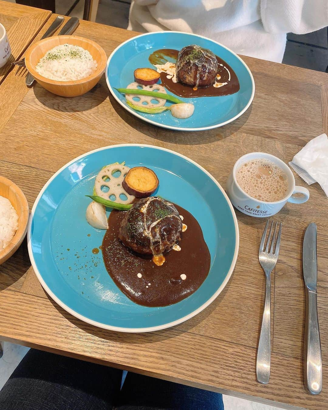 平田梨奈さんのインスタグラム写真 - (平田梨奈Instagram)「Had brunch w/ @risa_booo 💓 ﻿ ハンバーグおいしかった😋　﻿ ﻿ ﻿ ﻿ #ブランチ　#スズカフェ　#ハンバーグ　﻿ #hirafashion」12月13日 12時21分 - hirari_official