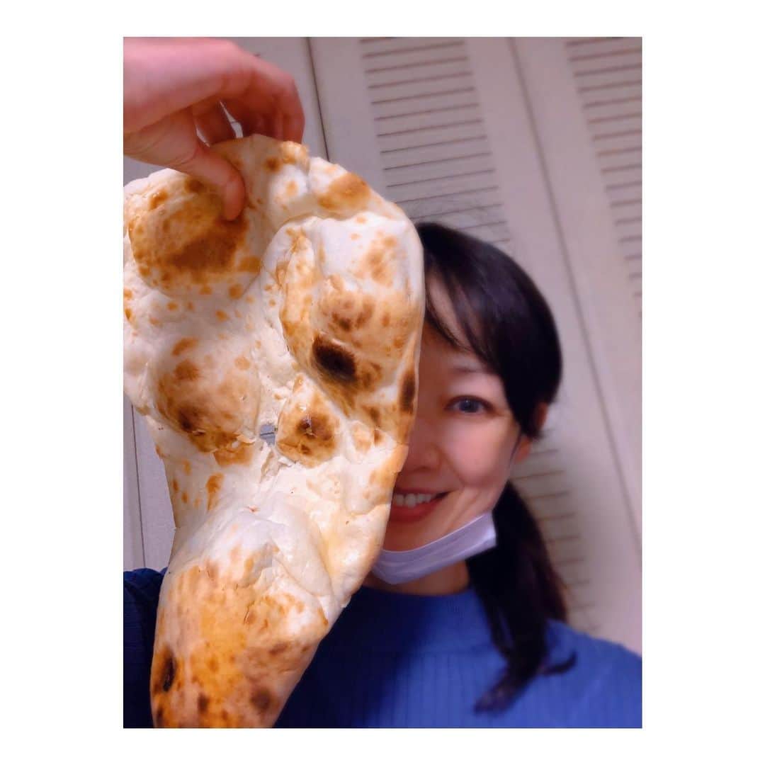 理絵さんのインスタグラム写真 - (理絵Instagram)「どうしてもナン🫓が食べたくなり近所のインドカレー屋さんでテイクアウト😋  #ナン #テイクアウト」12月13日 12時23分 - ____rie____