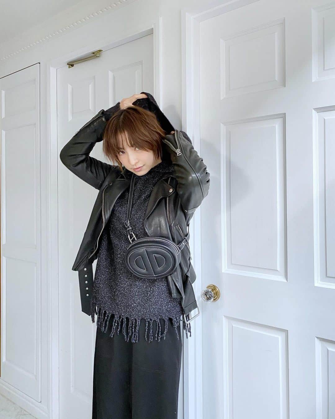 篠田麻里子さんのインスタグラム写真 - (篠田麻里子Instagram)「私服😎  jacket @acnestudios  tops @alexanderwangny  skirt 古着 bag @hermes   #ootd #ブラックコーデ#ライダースジャケット #私服 #marikoday」12月13日 12時37分 - shinodamariko3