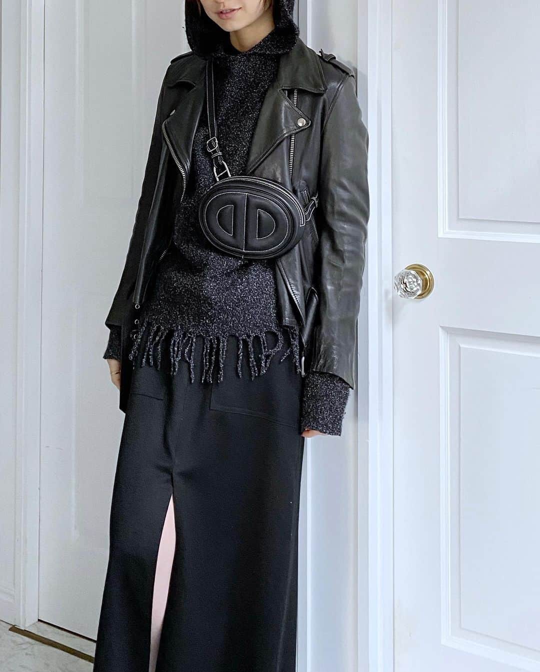 篠田麻里子さんのインスタグラム写真 - (篠田麻里子Instagram)「私服😎  jacket @acnestudios  tops @alexanderwangny  skirt 古着 bag @hermes   #ootd #ブラックコーデ#ライダースジャケット #私服 #marikoday」12月13日 12時37分 - shinodamariko3