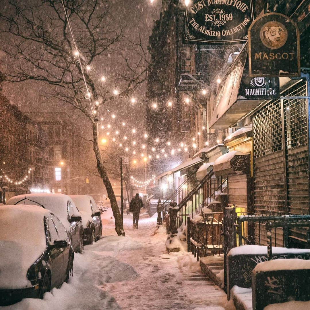 キム・ドヒさんのインスタグラム写真 - (キム・ドヒInstagram)「- 사진첩에 있는 겨울 힐링사진들 ❄️ 작년엔 흩날리는 눈 몇번 오는게 다였는데 자고 일어나니 이쁘게 쌓여있네☃️  좀있다 강수 데리구 보여줘야겠다 :)  바다건너 허냐가 할로윈 크리스마스시즌마다 보내주는  동영상 사진도 작은힐링😭  크리스마스시즌에 함박눈이 펑펑내리는 뉴욕 밤거리 걸어보는게 버킷리스트중 하나인데 생각만해도 행복하다♥️  오늘은 나홀로집에를 봐야겠다」12月13日 12時30分 - dohya_kh