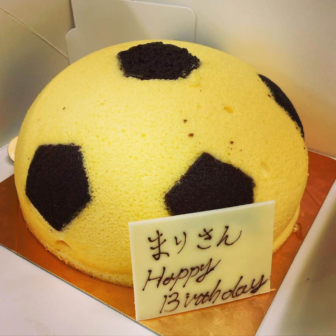日々野真理のインスタグラム：「振り返りインスタ投稿(^-^) 誕生日の時、こんな可愛いケーキでスタッフさんにお祝いしてもらいました🥂 ・ #サッカーボールケーキ  #鹿島アントラーズ」