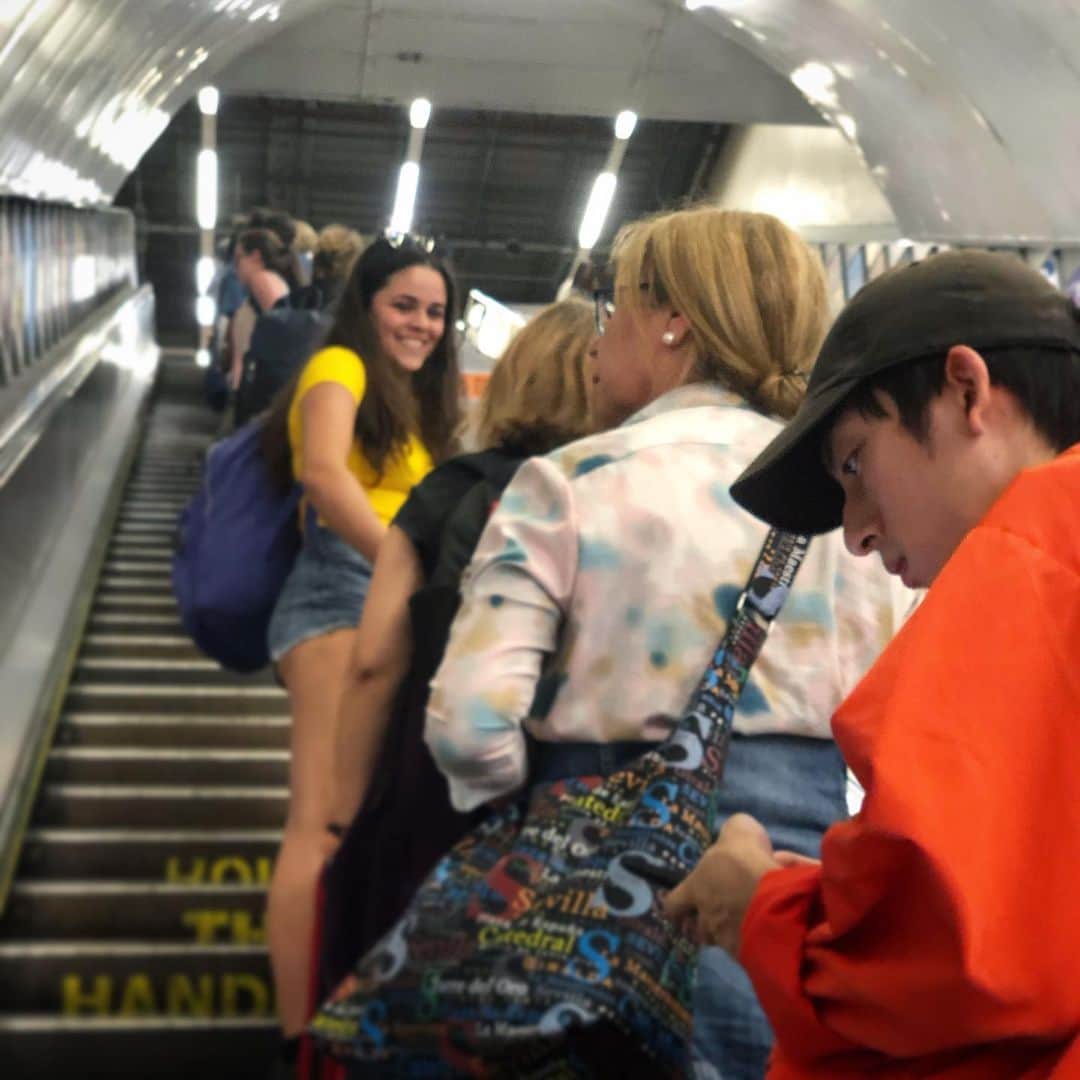 LAUNCHのインスタグラム：「LONDON🇬🇧  Is that child a trip? Just bright」