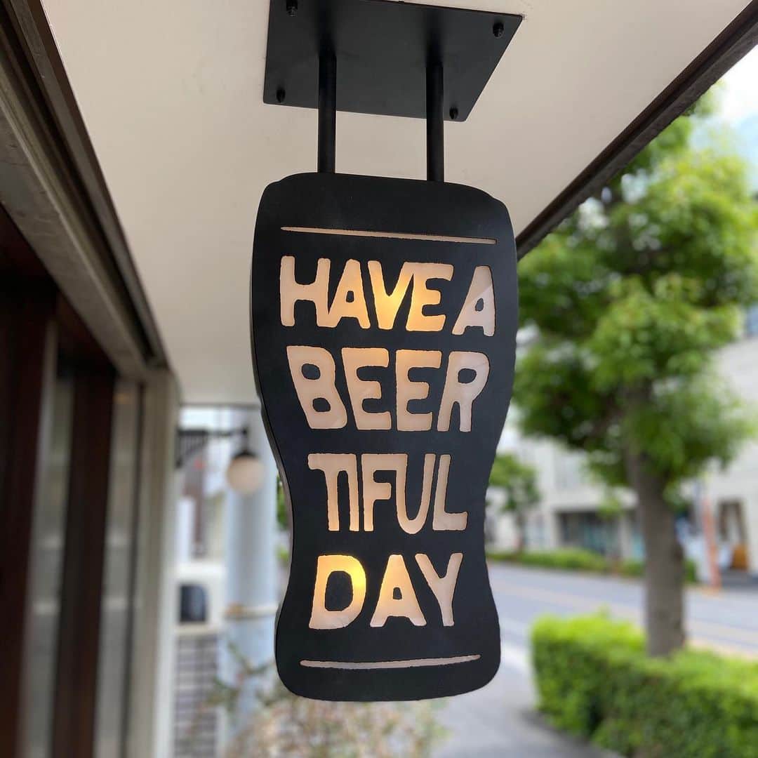 手紙社のインスタグラム：「【TEGAMISHA BREWERY】　　本日のクラフトビールです。4と7と8が昨日打ち抜かれ新規開栓です。また本日から1樽増えまして11タップとなってます。本日は夜9時までの営業です。お待ちしてます。 ﻿ 1. Kawachii Liaison 醸造所：和泉ブルワリー（東京都狛江市）﻿ Style: セゾン 和泉ブルワリーのフラッグシップである3Aファームハウスエールに麹を加えたビールで青リンゴのようなフルーティーな味わい。  2. Norwegian  Set  Upper 醸造所:和泉ブルワリー(東京都狛江市) Style: ペールエール 軽やかさとドリンカビリティを重視し、通常のセットアッパーよりもオレンジを思わせる柑橘の香りが漂い、何も考えずにゴクゴクと飲めてしみじみ美味いそんなビール。  3. ブーケベルジャンウィット 醸造所：アウトサイダーブルーイング （山梨県甲府市） Style: ベルジャンウィット 華やかでスパイシーな香りが特徴。スッキリゴクゴク飲むことができるビール。  4. 大地の賜り物 醸造所:京都醸造(京都府京都市) Style:ストロングセゾン 原料にライ麦を20%加えホップのライムっぽい柑橘風味とライ麦と酵母が生み出すスパイシーな口当たりが特徴。  5. 一意専心 醸造所：京都醸造（京都府京都市）  Style: ベルジャンIPA 華やかな柑橘系ホップ感とスパイシーな酵母感を組み合わせてドライで苦すぎないIPA。  6. そばいつぇん2020 醸造所：松江ビアへるん(松江市)  Style:オリジナルヴァイツェン 苦味の弱い「ヴァイツェン」をベースに発酵中にそば茶を漬け込んで仕上げたそばの香りがするビール。業界初の追いそば（そば茶パウダー）で更に濃厚なそばの味わいに（そば茶パウダーは先着20名様限定）。   7. ピルスナー 醸造所：ベアレン醸造所（岩手県盛岡市） Style:  ピルゼンスタイルピルスナー ピルスナーはチェコのピルゼンが発祥で世界で最も飲まれていると言われているビール。世界一有名なピルスナーウルケルをイメージしたまろやかなスタイル。  8. Milky Hazy IPA 醸造所：伊勢角屋麦酒(三重県伊勢市) Style: ヘイジーIPA 金木犀・和柑橘・桃などの香りが複雑に混ざり合い、乳糖を加えることでホイップクリームの様なクリーミーさが加わりライトな苦味と厚みのある華やかなフレーバーが心地よく感じられる。  9.ボスざるIPA 醸造所：箕面ビール（大阪府箕面市） Style: ブラックIPA ロースト麦芽の香ばしさの裏にホップの個性が織りなすアロマ、少し遅れてガツンと来る苦味とドライな後味が特徴のIPA。スタウトとは少し違った黒ビールをお楽しみいただける。  10. マグノリア 醸造所：VERTERE（東京都奥多摩町） Style:D-IPA オレンジのアロマとパイナップルのフレーバー。苦味を抑えたジュースのようなIPA。  11.1st  IPA 醸造所：オリエンタルブルーイング（石川県金沢市） Style:アメリカンIPA 麦芽のコクと柑橘系ホップの香り・苦味をバランスさせた飲みやすいがパンチ力あるIPA。  TEGAMISHA BREWERY ﻿ 〈営業時間〉 ◎平日:昼12時～15時（L.O14:15)、夜17時30分～22時（L.O Food 21:00　Drink21:30） ◎土、祝日、月曜連休前の日曜：昼12時～22時（L.O Food 21:00　Drink21:30） ◎日&連休最終日：昼12時～21時（L.O Food20:00  Drink20:30） 〈定休日〉 火＆水（祝日の場合は営業いたします） 東京都調布市下石原2-6-14﻿ tel 042-444-0660﻿  ﻿#TEGAMISHABREWERY #和泉ブルワリー #アウトサイダーブルーイング  #京都醸造 #松江ビアへるん #ベアレン醸造所 #伊勢角屋麦酒 #箕面ビール #VERTERE #オリエンタルブルーイング」