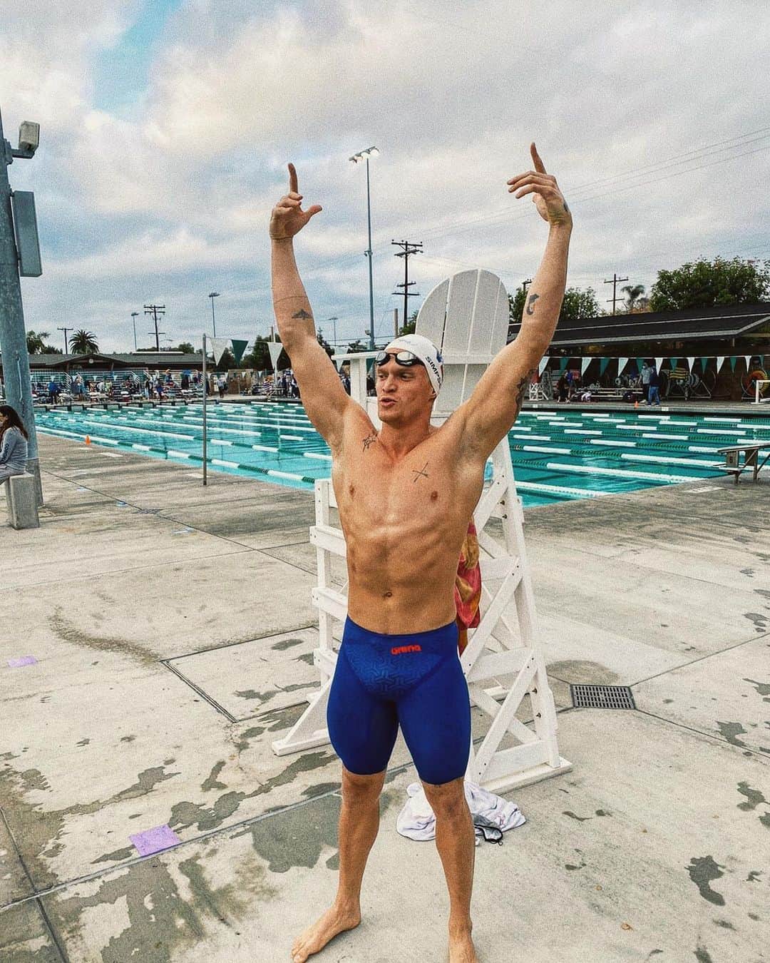 コーディー・シンプソンのインスタグラム：「I just qualified for my first Olympic trials.   I’d love to share this personal milestone and let you in on my current journey as an athlete that I’ve kept relatively low key until now. Growing up competing, and then inevitably having to cut my career short as 13 year old Australian champion when I was given an opportunity in music that I couldn’t refuse. I have had the chance to experience and learn so much as a musician from touring around the world, releasing albums, performing as a leading man on Broadway, publishing a work of poetry, traveling with and speaking at the United Nations on environmental and oceanic matters and much more. For this I will be forever grateful. Now almost exactly 10 years later, here I am once more. For years I had been fuelled by the silent fire in my stomach of returning to the sport of swimming, with the idea that 2020 would be the year I’d try training again. After only 5 months back in the water with my incredible coach @hawkebr, I was able to take out a win and secure a spot at next years Australian Olympic trials in the 100 fly. It is my greatest ambition to expand the limit and perceived notion of what’s possible for someone to achieve in a single lifetime, and I’m here to tell you can do absolutely ANYTHING if you are willing to work for it. I’m looking forward to seeing where this all takes me on the long road ahead! 🇦🇺」
