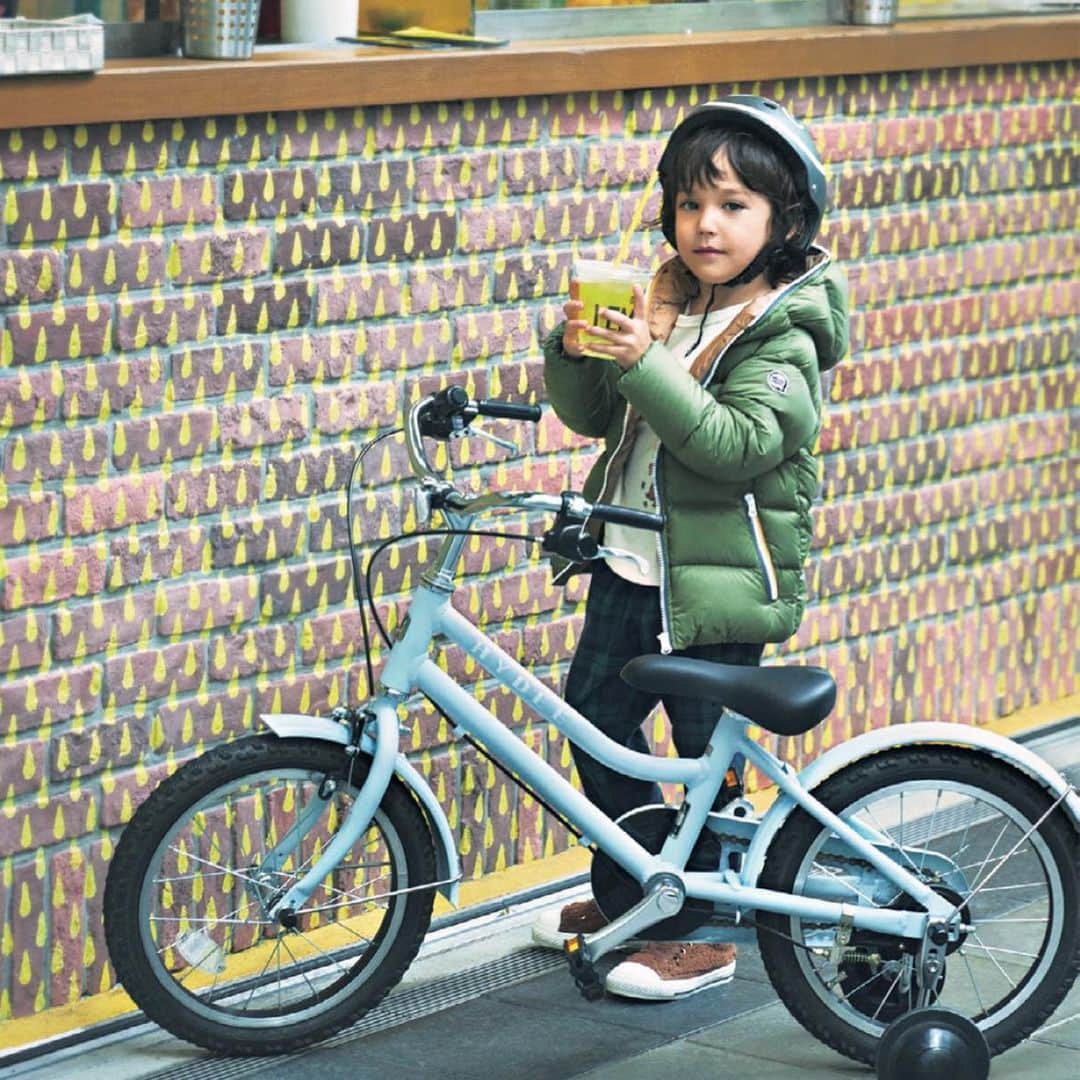 のインスタグラム：「4，5歳ぐらいのお子さんへの クリスマスプレゼントの有力候補にあがる自転車。 ママやパパとお揃いデザインを楽しめる HYDEEキッズを知っていますか？  人気の電動自転車HYDEE.Ⅱのデザインを そのまま子供用にしたシンプルでオシャレ、 そして安全性を兼ね備えたキッズモデル自転車。  色までお揃いにするもよし、 ママは黒、子どもはブルーなど色違いでオシャレを楽しむもよし、 おうち時間が増えた今こそ、 一緒に練習する時間まで含めて 素敵なクリスマスの思い出になりそう！  #VERYおうちクリスマス #クリスマスプレゼント #HYDEE #HYDEEKIDS #VERY編集部 #キッズバイク」
