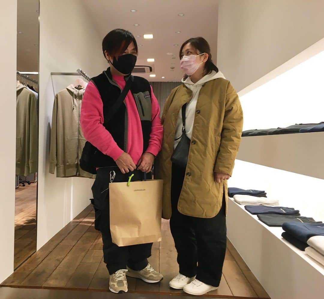 のインスタグラム：「. 【 #LWSNAP】 今年もお二人で受注買いアイテムを お迎え頂きましたTさんご夫婦。 いつもありがとうございます🙏🏼🙇🏻  次回、新たにゲットされたスニーカー情報 & あいみょんのライブ感想聞かせて下さいね〜🤗  Good LW couple has came ; -)  #loopwheeler #LWOSAKA #LWSENDAGAYA  #tsuriami #ループウィラー #ループウィラー大阪 #ループウィラー千駄ヶ谷 #吊り編み #日本製スウェット #Madeinjapan #スウェット #パーカ #LWBASIC #lwコーデ」