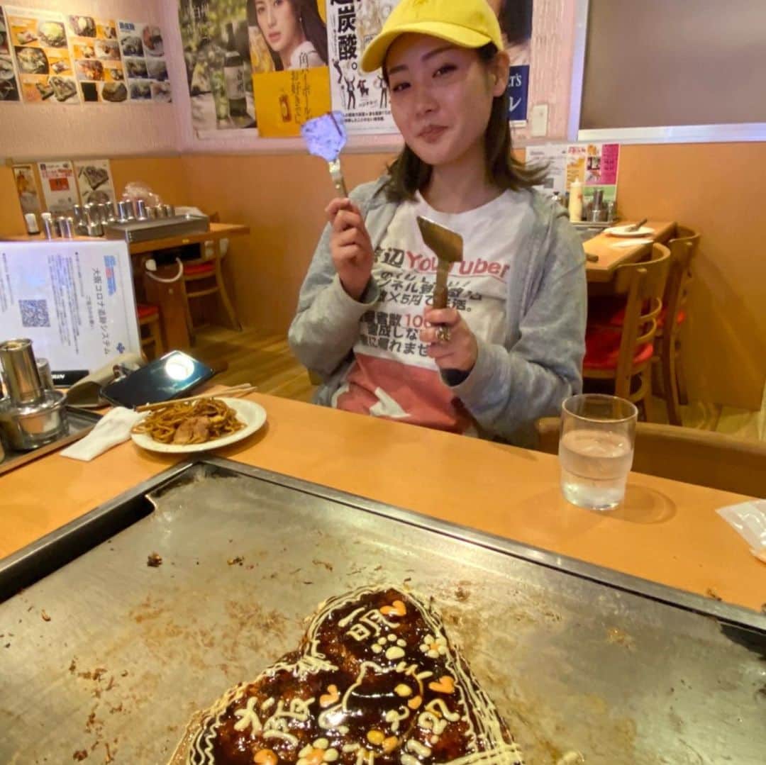 KYAM(きゃむ)さんのインスタグラム写真 - (KYAM(きゃむ)Instagram)「『あなたの願いを叶えます』 始めました🥰  子供の頃から 普通に仕事するのではなく 自分の特技を生かし、自分で会社をやりたいと思っていました。  17歳のころ、 『自分はなにがしたいんだろう？』と自分と向き合ういい機会があり、  『私は最高の思い出を作るお手伝いをするお仕事がしたい』  と閃いた時電気が走ったようにビビッと体に電気が走るような衝撃が走ったのを覚えています。  私は『思い出』を造るために1番お金をかけるべきだと思っています。 『思い出』は人間にとって、なににも変えられない１番の宝物だと思うからです。  ただでさえ忙しくすぎていく日々。 ただただ過ぎていくのは勿体ないと思います。  誕生日、記念日、プロポーズ。なにもない日でもいいんです。  特別な1日にする為に、 少しのスパイスを加えれば、 『一生忘れられない思い出』『走馬灯に出てくる思い出』 になると思っています。  そのお手伝いを私はしたい。  海外では、思い出作りの サポートをする会社が沢山ありますが、日本にはありません。  なので、まず『あなたの夢を叶えます』で下積みをつみ、いつかそんな会社を作れたらな、と思っています。  日本全国回っているので、 お客様のもとに出向くことができます。  是非、一緒に一生忘れられない思い出を作りましょう💕  依頼は、Twitter、InstagramのDMにて受け付けています。 ご連絡お待ちしてます🥰  今いる県👉滋賀県  近々行く県👉三重県、奈良県、和歌山県、兵庫県、四国です。  . １件目の依頼は 『1人で観光にきているので、 一緒にご飯を食べてほしい』 でした！✨ . P様。 美味しいお好み焼きを食べさせていただいて、楽しい時間をありがとうございました😊💕 . . . . . . #きゃむっと旅 #滋賀県なう #滋賀で応援協力してくれる方DM下さい❤ #100万人チャンネル登録行くまで家に帰れません #大阪 #お好み焼き #おこのみやき #大阪グルメ #あなたの願いを叶えます #きゃむ #kyam #KYAM #きゃむはめ波 #youtuber  #youtubeやってますプロフィールにurlあります  #japan  #likeplease  #likeforfollow  #ふぁいんだー越しの私の世界  #instagood  #instalike #japanesegirl  #japan  #model #love #つながりたい人とつながりたい  #推してください💖  #みんなの力できゃむを有名にして下さい #有名になりたい  #歩く栄養ドリンク目指してます」12月13日 12時49分 - kyamhameha