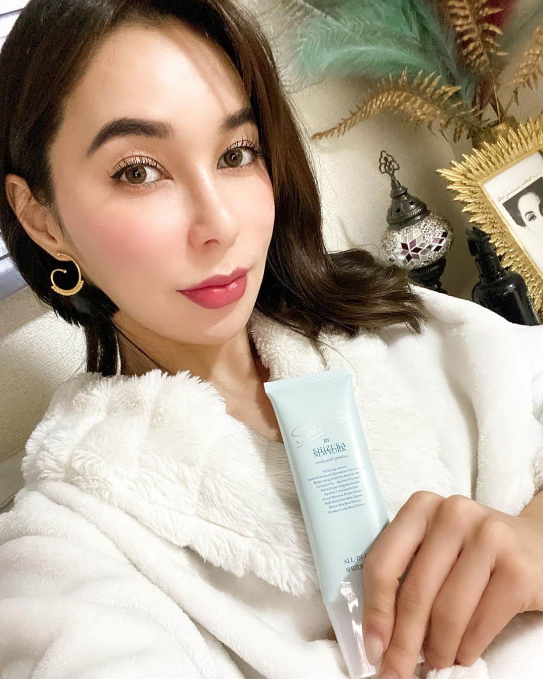 のインスタグラム：「忙しい時はいつもオールインワンコスメ！ 旅行の時もそうです🙂 NYで20年以上のキャリアを持つエステティシャンと 皮膚科専門医との研究開発生まれた「シズカバイシズカニューヨーク」は　シミ・シワ・毛穴・肌荒れ・乾燥にアプローチするオールインワンゲル😌 ベタつかないので、使いやすい☺️ 朝はだいたいこれ1本で済ませます❤️ . . Para quem gosta de cosméticos simples e fáceis de usar, esse gel all-in-one è ótimo para hidratar, tratar manchas, evitar acnes, poros dilatados👌 Shizuka by Shizuka NY . . This all-in-one gel is amazing. it is good for  acne, blemishes,  pores, dry skin👌 Shizuka by Shizuka NY . . 肌荒れ　#シズカゲル #シズカニューヨーク #オールインワン #オールインワンゲル #スキンケア　#スキンケア　#ビューティー　#オールインワン　#シミケア」