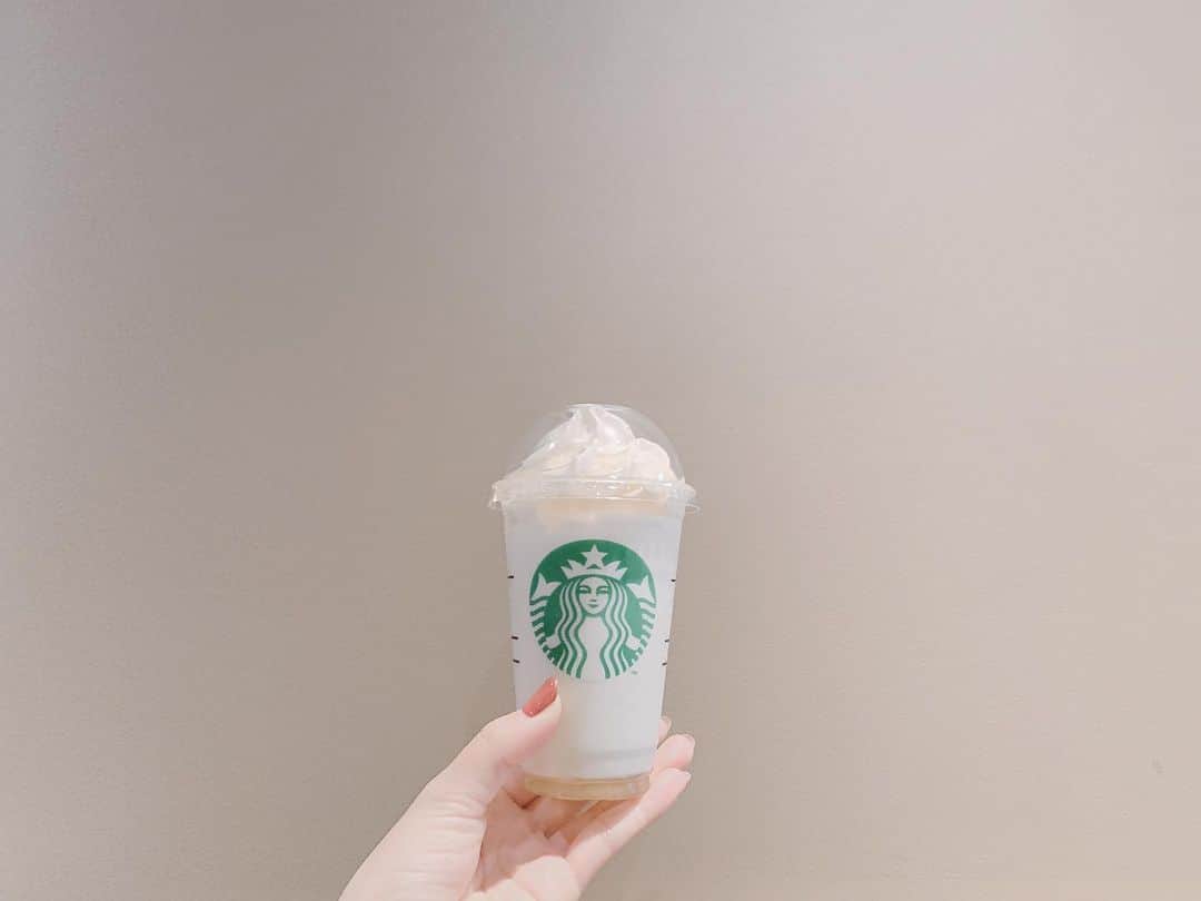 のインスタグラム：「十八番教えてください🧋 私は チョコチップクリームフラペチーノ  ・バニラクリームフラペチーノ ・チョコチップ追加 ・チョコシロップ追加 ・チョコソース追加  (ちなみに写真はさくらの十八番を教えてもらって飲んだものです)」