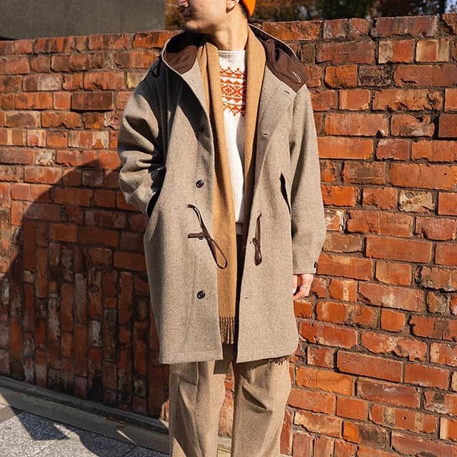 のインスタグラム：「MONITALY CZECH COAT WOOL FLANNEL MELANGE ￥59,000+tax  チェコ軍のミリタリーウェアをデザインベースにしたフーデッドコート。  生地は、羊毛製造を専門としたアメリカの工場にて一貫生産されている、メランジカラーのウールフランネルを使用。  コートとして仕立て映えするハリがあり、ドレープ感が美しい一着です。  #monitaly #20AW #bshop  @bshop_official」