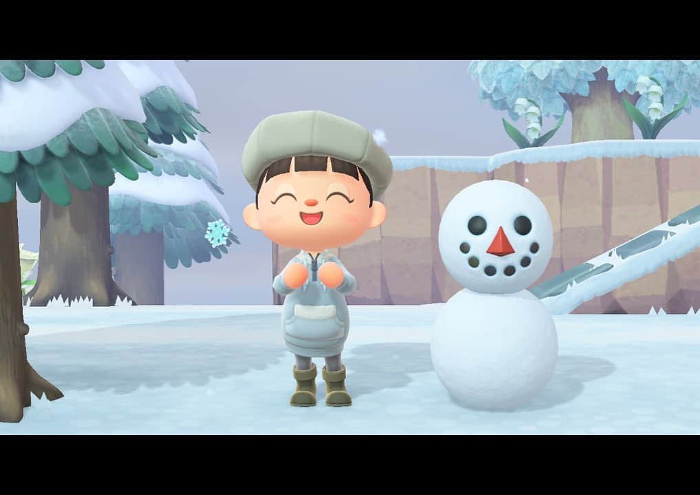 睦のインスタグラム：「雪だるま、できた❗️❄️☃️😍  #どうぶつの森  #AnimalCrossing  #ACNH  #NintendoSwitch  #雪だるま  #snowman  #冬　 #winter  #12月　 #あつ森　 #nintendo  #あつまれどうぶつの森  #ゲーム  #game  #任天堂  #任天堂スイッチ  #december  #atsumeanimalforest  #可愛い  #cute  #雪景色  #ザクザク  #ssw  #作詞家  #artist  #lyricist  #model  #モデル　 #井上睦都実 #睦」
