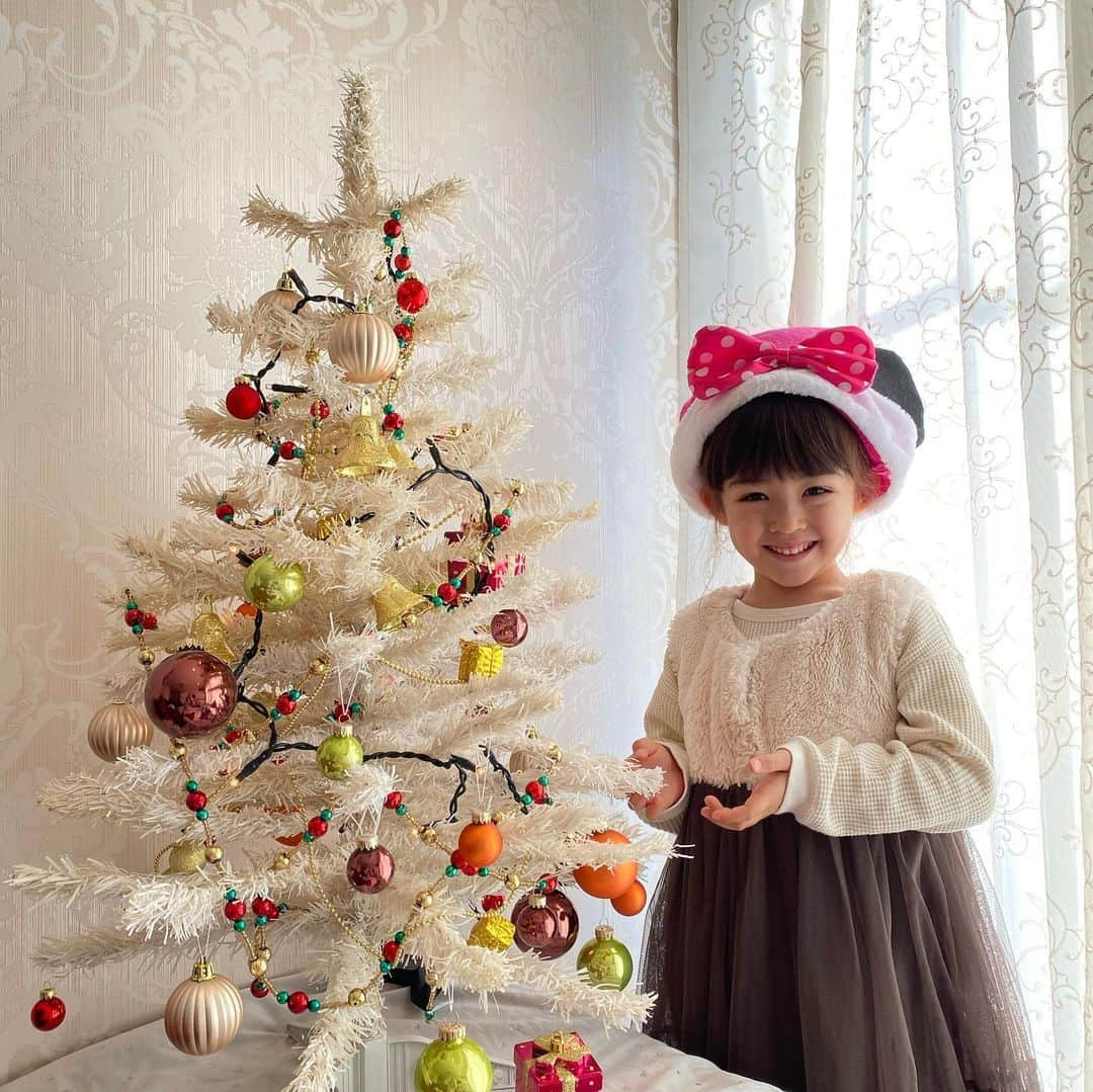 アレン明亜莉クレアさんのインスタグラム写真 - (アレン明亜莉クレアInstagram)「🎄🤍 ・ 今年はメアリーにとって 初めての日本のクリスマスを過ごします〜🎄 ・ うちのミニツリーを出しました〜 ・ ウィリーがいたずらをしますが飾ってみました〜 ・ ・ 素敵なクリスマスになるといいなぁ🎁 ・ ・ ・ ・   #クリスマス #クリスマス2020 #クリスマスツリー #5歳 #kidsmodel #子どものいる暮らし #女の子コーデ  #インスタキッズ #ig_baby #ig_kids #親バカ部  #ハーフキッズ #ママノワ #mixedkids #女の子モデル #ファッションモデル #おしゃれコーデ #おしゃれキッズ #mamanokoカメラ部 #instagram_kids #insta_kids #ベビフル #コズレ  #ママリ #キッズフォト  #メアリーちゃん」12月13日 12時56分 - mary.2015c