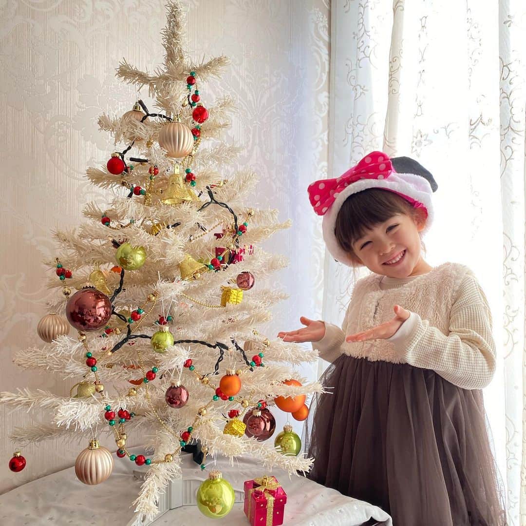 アレン明亜莉クレアさんのインスタグラム写真 - (アレン明亜莉クレアInstagram)「🎄🤍 ・ 今年はメアリーにとって 初めての日本のクリスマスを過ごします〜🎄 ・ うちのミニツリーを出しました〜 ・ ウィリーがいたずらをしますが飾ってみました〜 ・ ・ 素敵なクリスマスになるといいなぁ🎁 ・ ・ ・ ・   #クリスマス #クリスマス2020 #クリスマスツリー #5歳 #kidsmodel #子どものいる暮らし #女の子コーデ  #インスタキッズ #ig_baby #ig_kids #親バカ部  #ハーフキッズ #ママノワ #mixedkids #女の子モデル #ファッションモデル #おしゃれコーデ #おしゃれキッズ #mamanokoカメラ部 #instagram_kids #insta_kids #ベビフル #コズレ  #ママリ #キッズフォト  #メアリーちゃん」12月13日 12時56分 - mary.2015c
