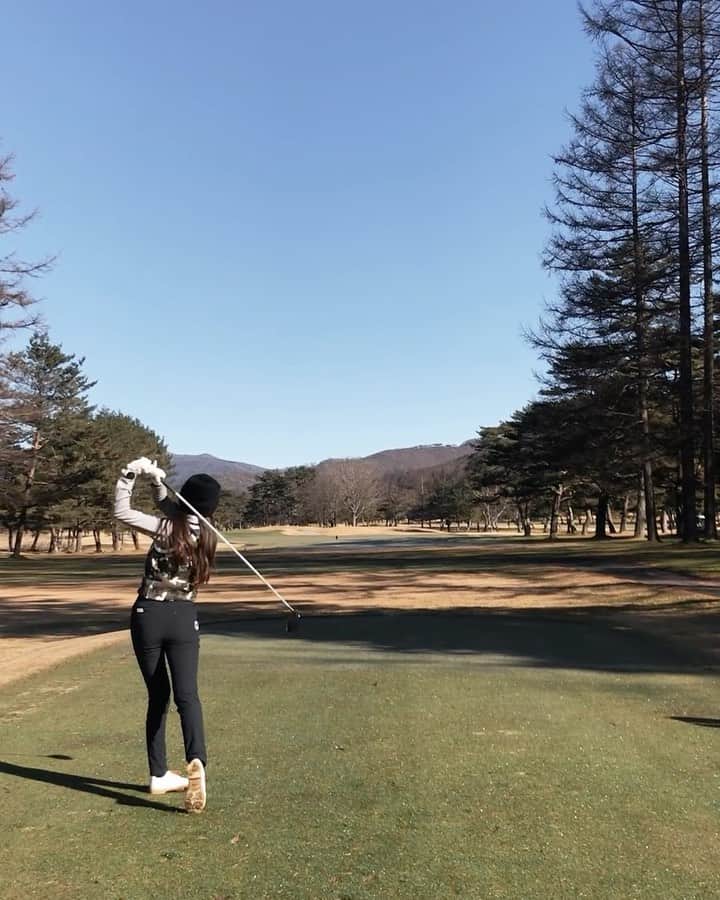 淡輪優希のインスタグラム：「#golf ⛳️ 寒くなるとクラブがふれなくなってくる…笑　これ以上寒くならないでー🤣🙌 今年のゴルフ納めはいつかな…？？ . ゴルフっておじいちゃんとおばあちゃんまで一緒にできるスポーツだから、家族や友達とこうしてずっとできるんだなーって思うとほんと幸せなスポーツだ👴👵🌿  #ドライバーショット #ドライバースイング #ゴルフ女子 #ゴルフウェア #pearlygates」