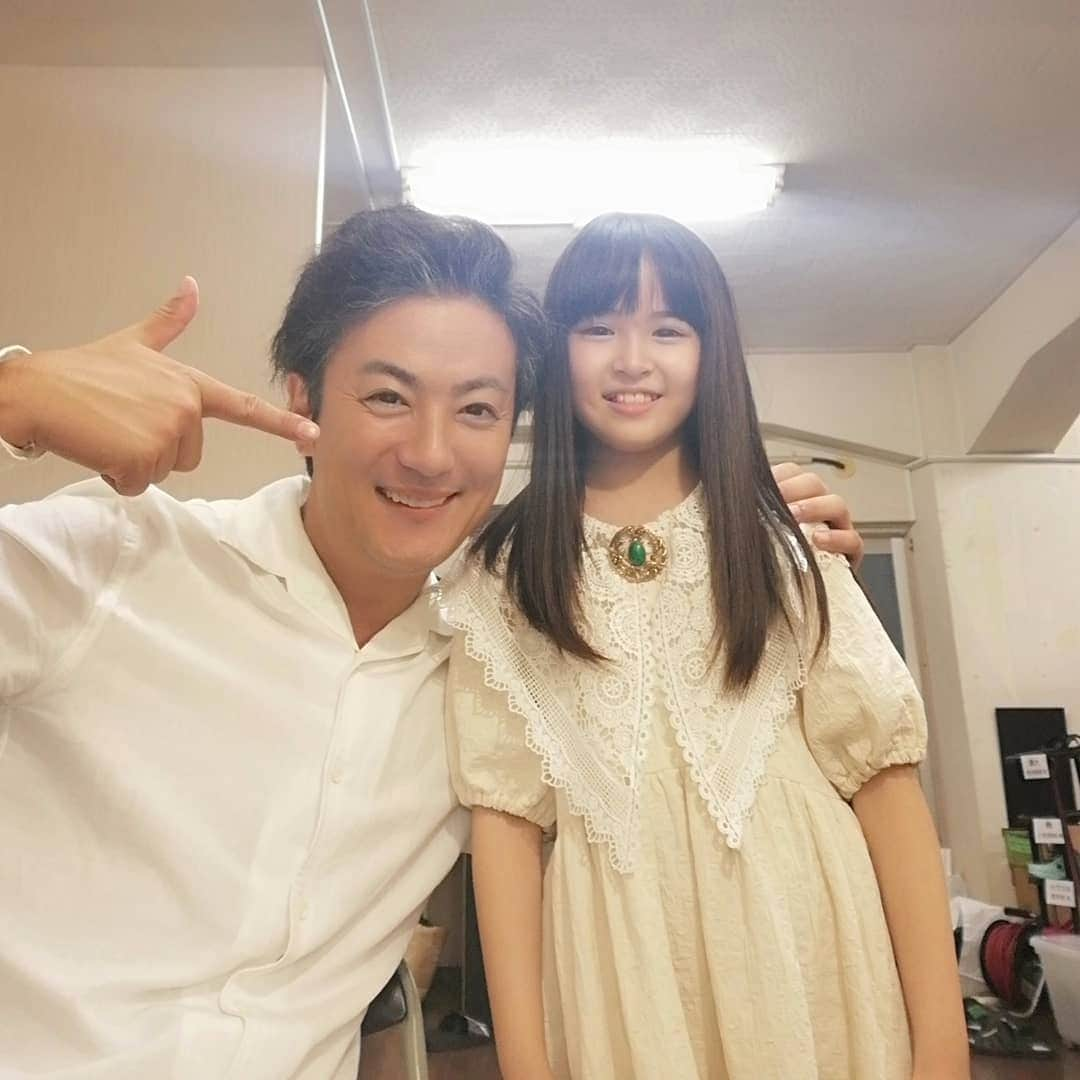 川上凛子のインスタグラム：「九朔勝役の #上地雄輔 さんと。 やさしくて、面白くて、とって素敵な方でした。☺️🥰☺️  #バベル九朔  第9話は、明日14日深夜24時58分〜放送です。  とうとう満大( #菊池風磨 さん)が…！？  ぜひ観てください。  昨日アップしたお写真ですが、訂正しようして間違って削除してしまいました。😭 せっかくコメントやイイねしてくださったのに、ごめんなさい。🙇🏻‍♀️🙇🏻‍♀️🙇🏻‍♀️ 使い方、もっと勉強します。」