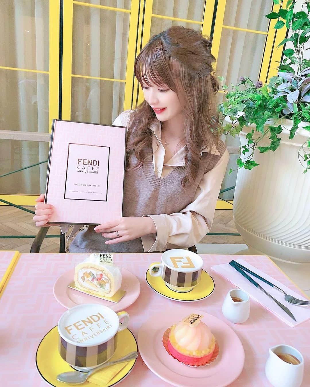 のインスタグラム：「表参道アニヴェルセルカフェ 期間限定CAFE【FENDICAFE】🧡💛 オープン前から大行列で、1時間くらい並んで入れたよ🤣❤️  #fendi #fendicafe #アニヴェルセル表参道 #表参道カフェ #表参道ランチ #anniversairecafe」