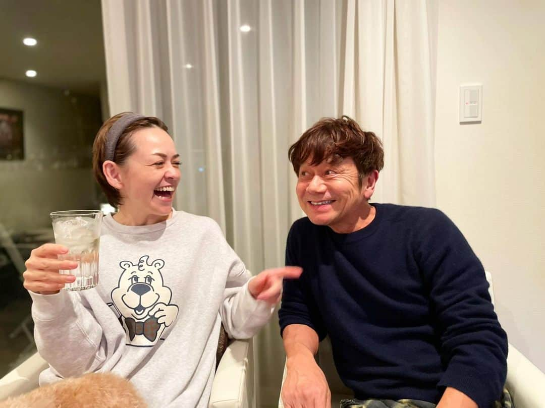 トムセン陽子さんのインスタグラム写真 - (トムセン陽子Instagram)「「毎晩、家飲み〜♬」な、 我が家の一風景。  #family #家飲み #白黒夫婦」12月13日 13時10分 - yokothomsen