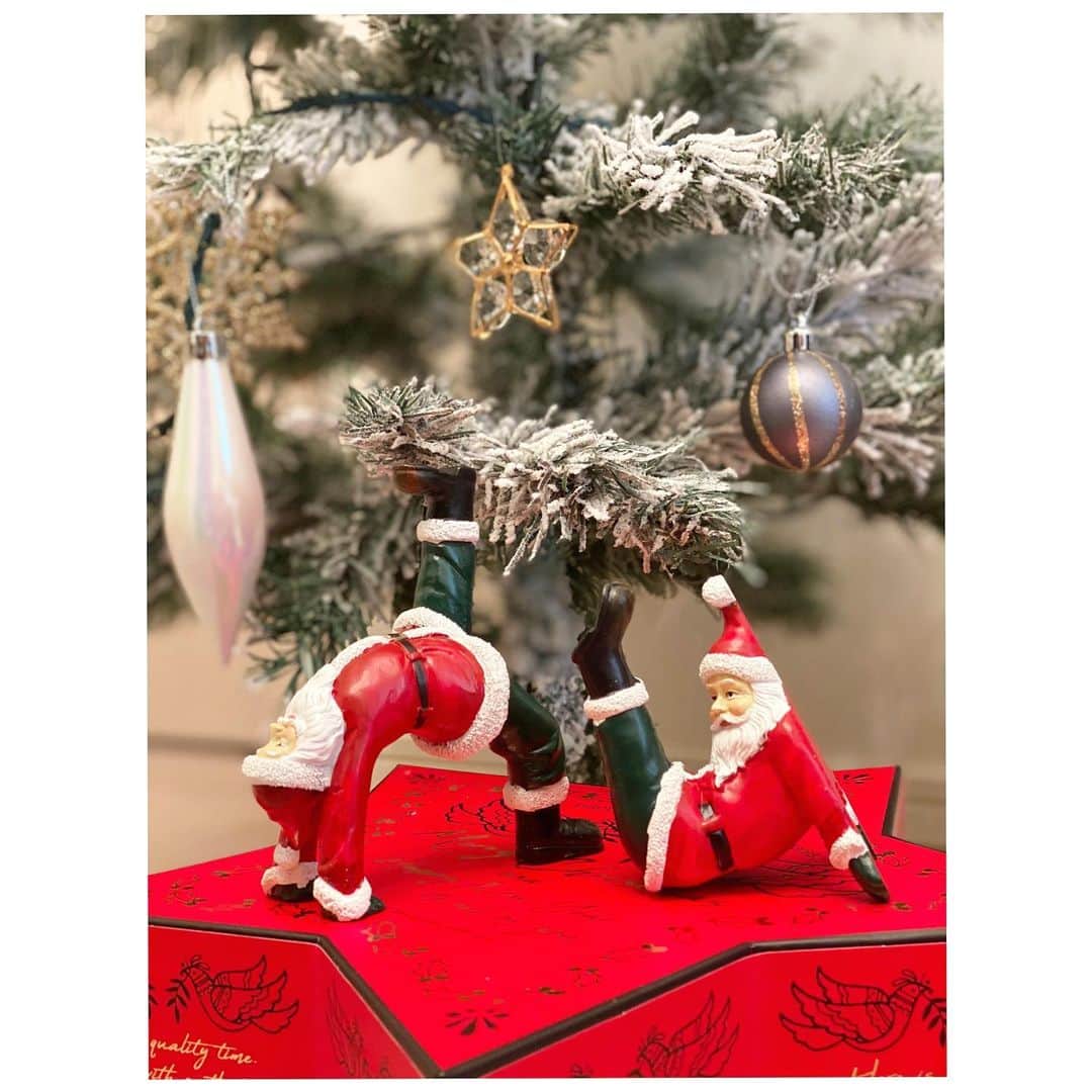 永島優美さんのインスタグラム写真 - (永島優美Instagram)「* 愉快なサンタが我が家にやって来ました🥴  置く向きを変えてもジワジワくる なんとも言えないこの感じがたまりません🤦🏻‍♀️💕  これから毎年この子たちと クリスマスを過ごせるのが楽しみです🎅🏻🎄  真奈さんありがとうございます🤣❤️  #クリスマス #xmas  #サンタクロース  #真奈さんのセンス✨ #三上真奈 アナ」12月13日 13時21分 - yuumi_nagashima