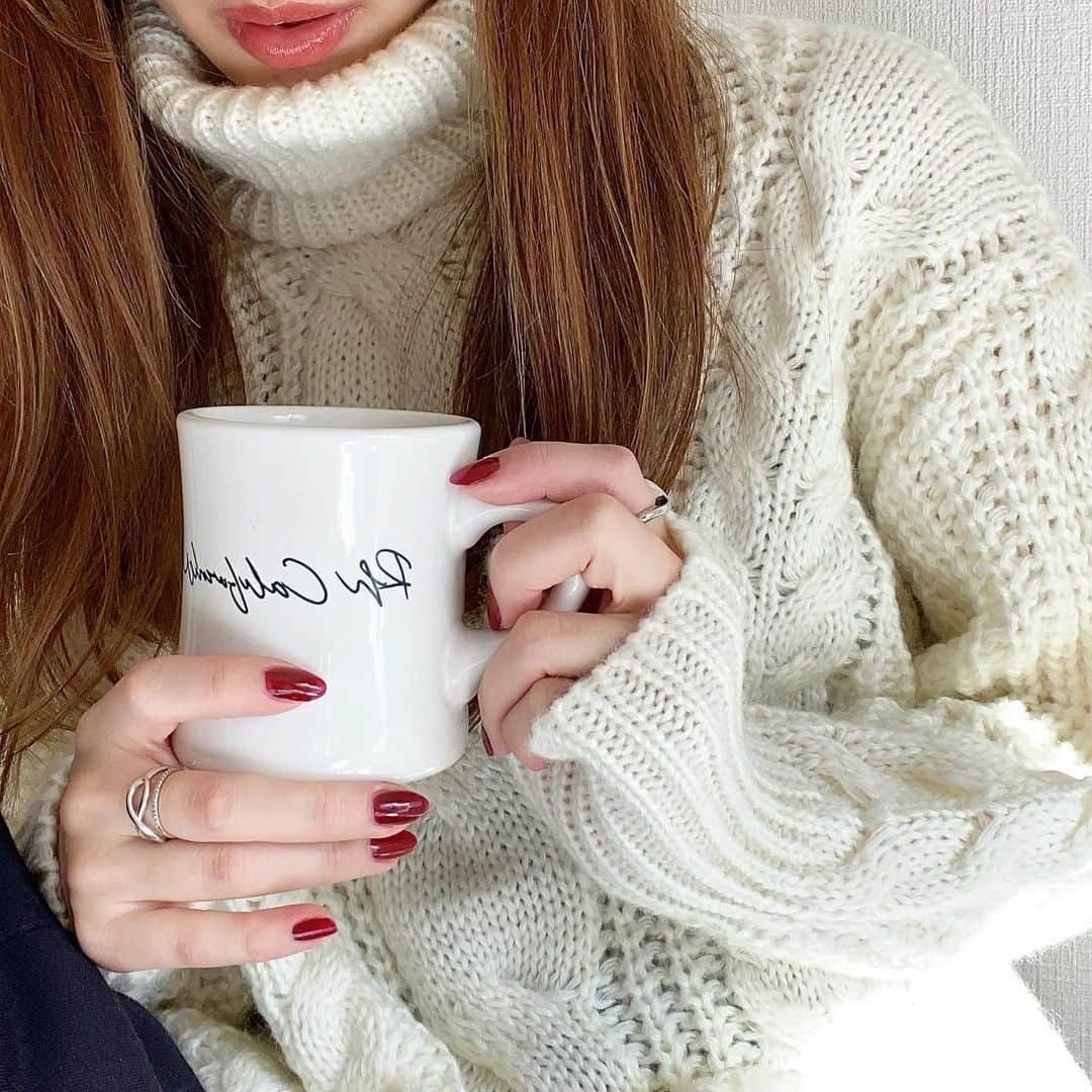 保科真紀さんのインスタグラム写真 - (保科真紀Instagram)「.﻿ コーヒー飲み過ぎ。﻿ と、思ってたらオシャレな緑茶を頂いた🥰﻿ そして夏を過ぎてから眠らせていた﻿ #ペディキュアスタディ 💅を塗ったら﻿ 冬でもとても可愛いではないか！😳﻿ ﻿ @fetc_1892_jp ﻿ 個装になった茶葉が箱詰めになってて、﻿ デザインも可愛い☺︎﻿ お茶であたたまろう。﻿ 最近さつまいもを蒸して﻿ バターつけて食べるのにハマってます。﻿ #やっぱり緑茶だね﻿ ﻿ ﻿ #holiday#greentea#teatime﻿#ウカ #uka#ukanail#セルフネイル#rednails ﻿ #タートルネック#休日の過ごし方 ﻿ #30代ファッション#30代美容﻿ ﻿#緑茶」12月13日 13時15分 - uka_makihoshina