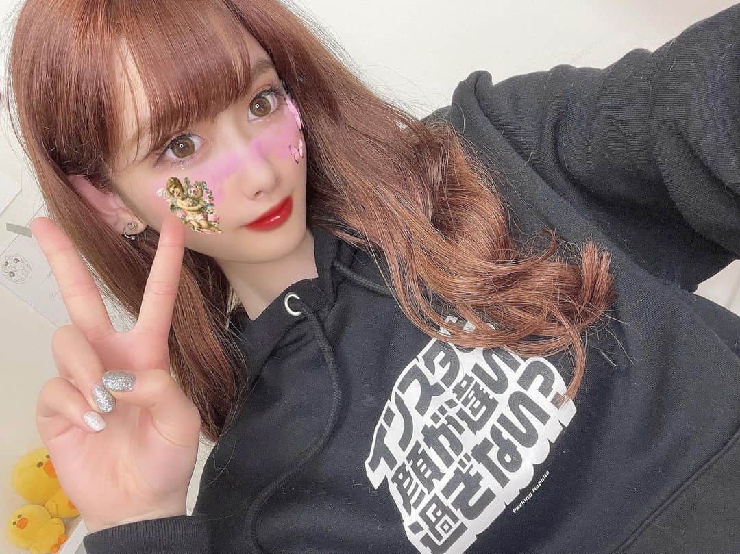 のインスタグラム：「・ ・ 久しぶりの自撮りショット📸💭 このスタンプは @snow_japan の手作りフィルターだよ👼🏻✨ QRコードを2枚目に載せたので このフィルターおすすめだから使ってみてー！ ・ fr2のパーカーとロゴが可愛くてお気に入り🐇♥️ ストリート系の服も大好きなんだ〜☺️！ ・ #手作りsnow #snowエフェクト #パーカー女子  #自撮り #自撮り女子 #fr2 #パーカーコーデ」
