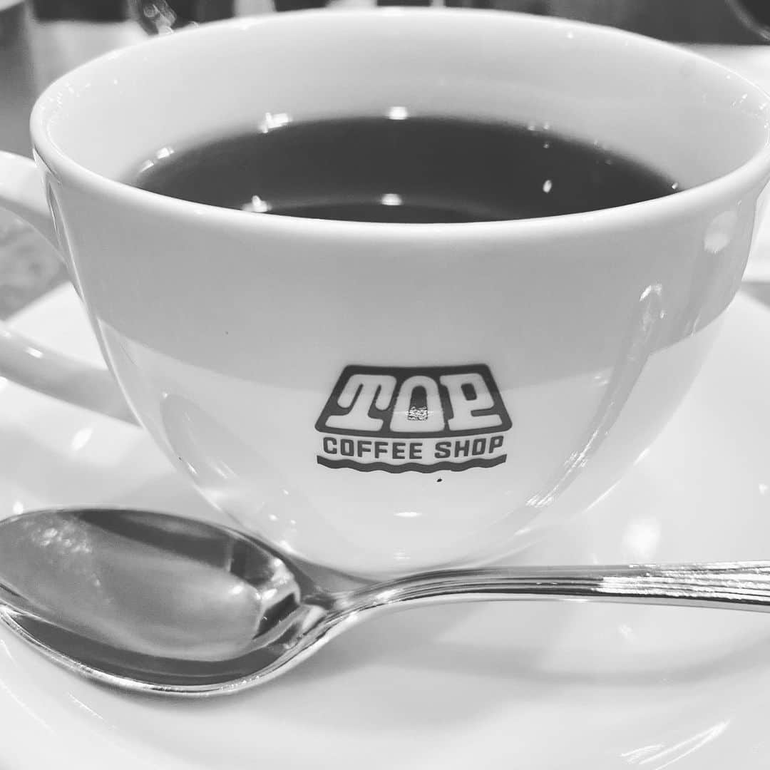 江口寿史のインスタグラム：「昭和の昔から甘すぎるのはルノアールのココアだが、熱過ぎるのはトップのコーヒーだ。笑」