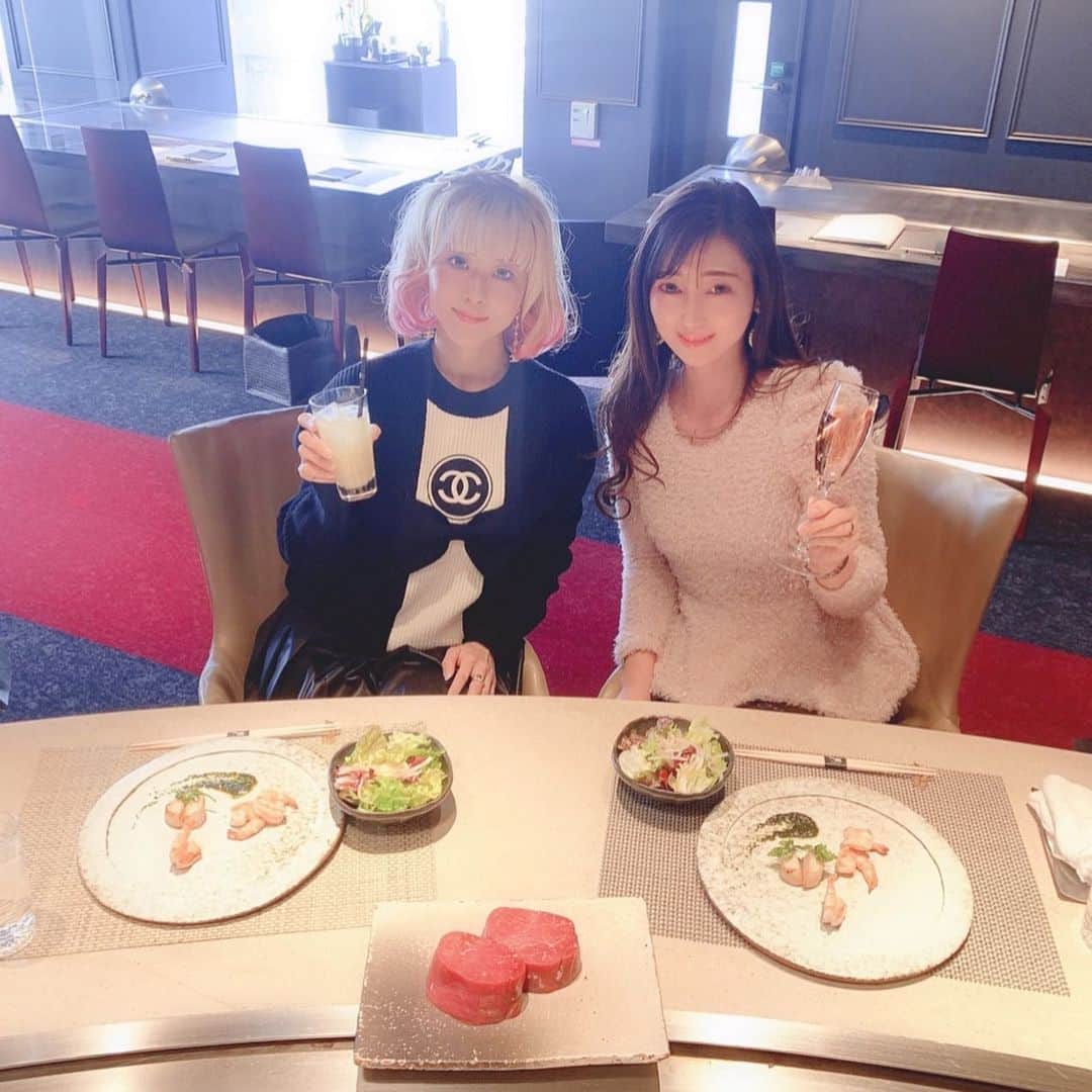 YAYOさんのインスタグラム写真 - (YAYOInstagram)「2周連続で会って♥️ BLACK と PINK が見事に入れ替わる 私たち😂 👗✨💕  fashionableなうえに スーパーグルメな彼女 @x_manami_x  に連れてきてもらったこちらのお店💁‍♀️ すっかりお気に入り💕になっちゃった🤗  #ニュー松坂 #鉄板焼きランチ #肉食女子  #girlslunch #girlstalk #bastie #happytime  #いつもありがとう❤️ #お肉食べるの幸せ  #foodstagram #instafood #lovesteak  #同級生 #女子校育ち#bff #食いしん坊万歳」12月13日 13時18分 - yayobelly