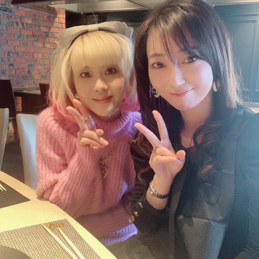 YAYOさんのインスタグラム写真 - (YAYOInstagram)「2周連続で会って♥️ BLACK と PINK が見事に入れ替わる 私たち😂 👗✨💕  fashionableなうえに スーパーグルメな彼女 @x_manami_x  に連れてきてもらったこちらのお店💁‍♀️ すっかりお気に入り💕になっちゃった🤗  #ニュー松坂 #鉄板焼きランチ #肉食女子  #girlslunch #girlstalk #bastie #happytime  #いつもありがとう❤️ #お肉食べるの幸せ  #foodstagram #instafood #lovesteak  #同級生 #女子校育ち#bff #食いしん坊万歳」12月13日 13時18分 - yayobelly