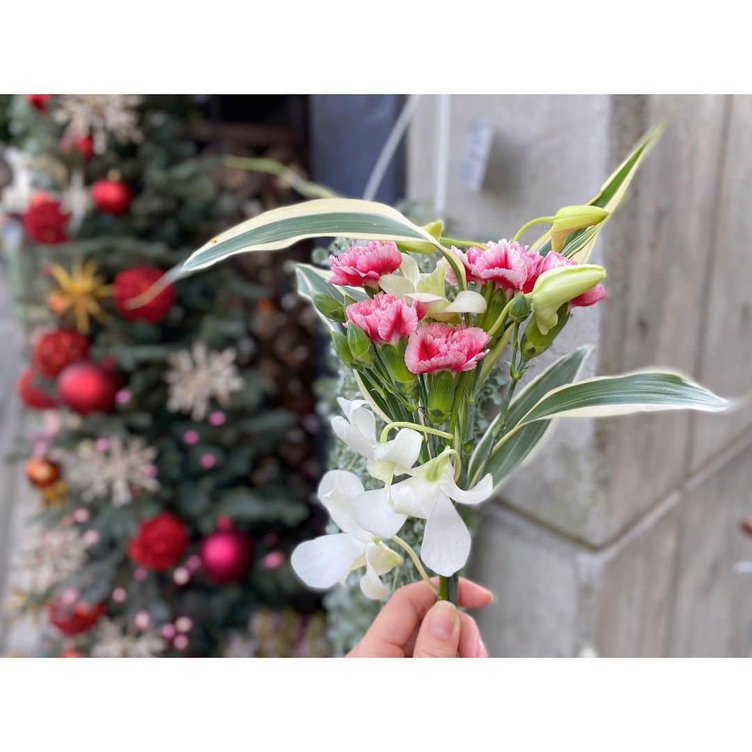 大谷朋子さんのインスタグラム写真 - (大谷朋子Instagram)「♡ * 今週も @bloomeelife のお花は、 クリスマス限定パッケージ🎄🎁 * 箱だけ見ただけでもワクワクしちゃう！ * 今週のお花💐 #デンファレ #スプレーカーネーション #ドラセナ * クリスマスの装飾にお花があると華やか🌷 * 初回のお花が無料になるクーポンがあるので、ぜひお試しください♫ * * ✿︎クーポンコード：tomoko ✿︎有効期限：2020年12月31日 * * #bloomeelife #お花の定期便 #ブルーミーライフ #花サブスク #フラワーハロウィン #お花のある暮らし」12月13日 13時19分 - tomoko_ohtani