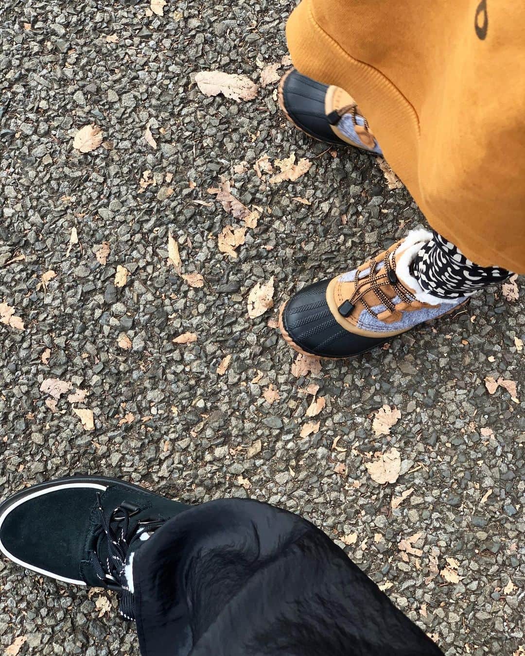 二ノ宮和佳子のインスタグラム：「息子と @sorel_jp 履いて 買い物の合間に公園へ 綺麗な紅葉を見ながら散歩🍁 気持ちよかったね  #sorel #ソレル #pr」