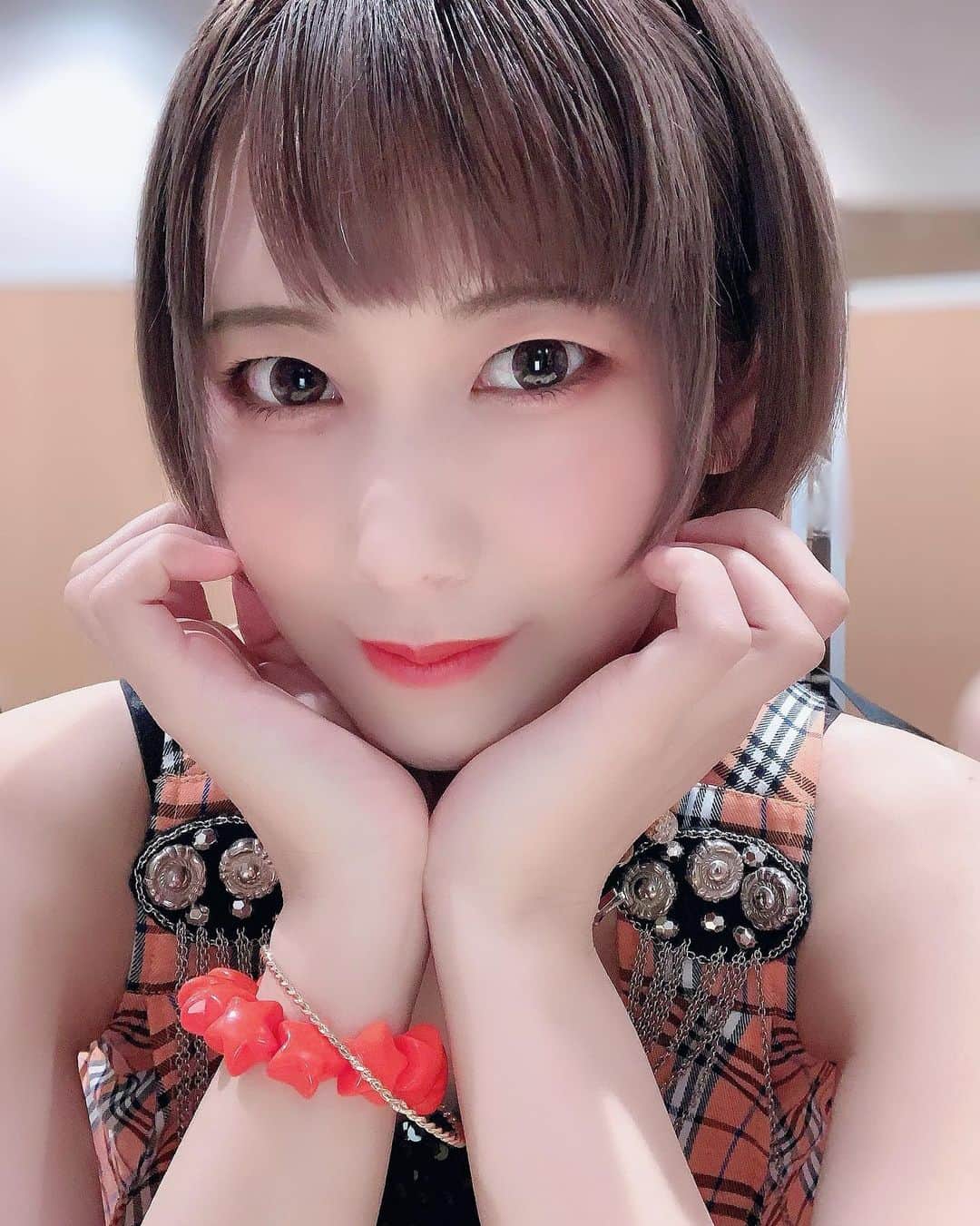 美羽えりのインスタグラム：「アイドルウィンク😉🧡 . #東京 #日本 #アイドル  #tokyo #japan #idol #自撮り #オススメ #ショートヘア」