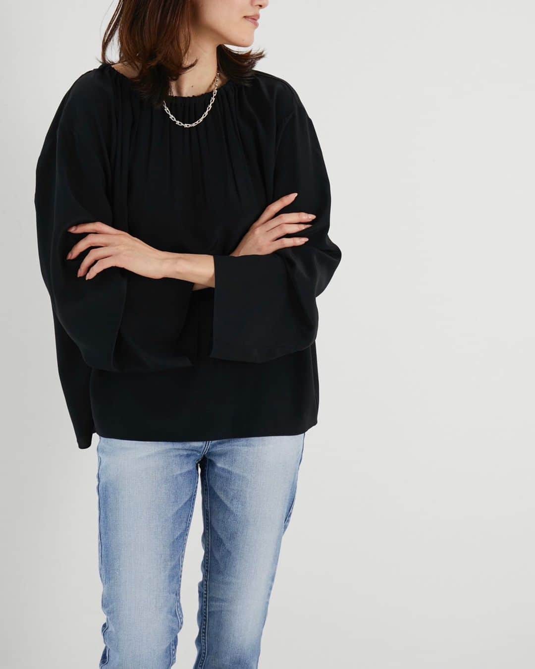 のインスタグラム：「・ ・ THE ROW CAMPO TOP @therow   HAUNTxupper hights THE STELLA LONG LENGTH @upperhights  .﻿ .﻿ .﻿ #haunt#hauntdaikanyama﻿ #2021fw#newarrival﻿ #therow #blouse #upperhights  #denim #exclusive  #ハウント#ハウント代官山﻿ #新作#ファッション﻿ #ザロー #ブラウス #シルク #ギャザー #アッパーハイツ  #デニム #別注」
