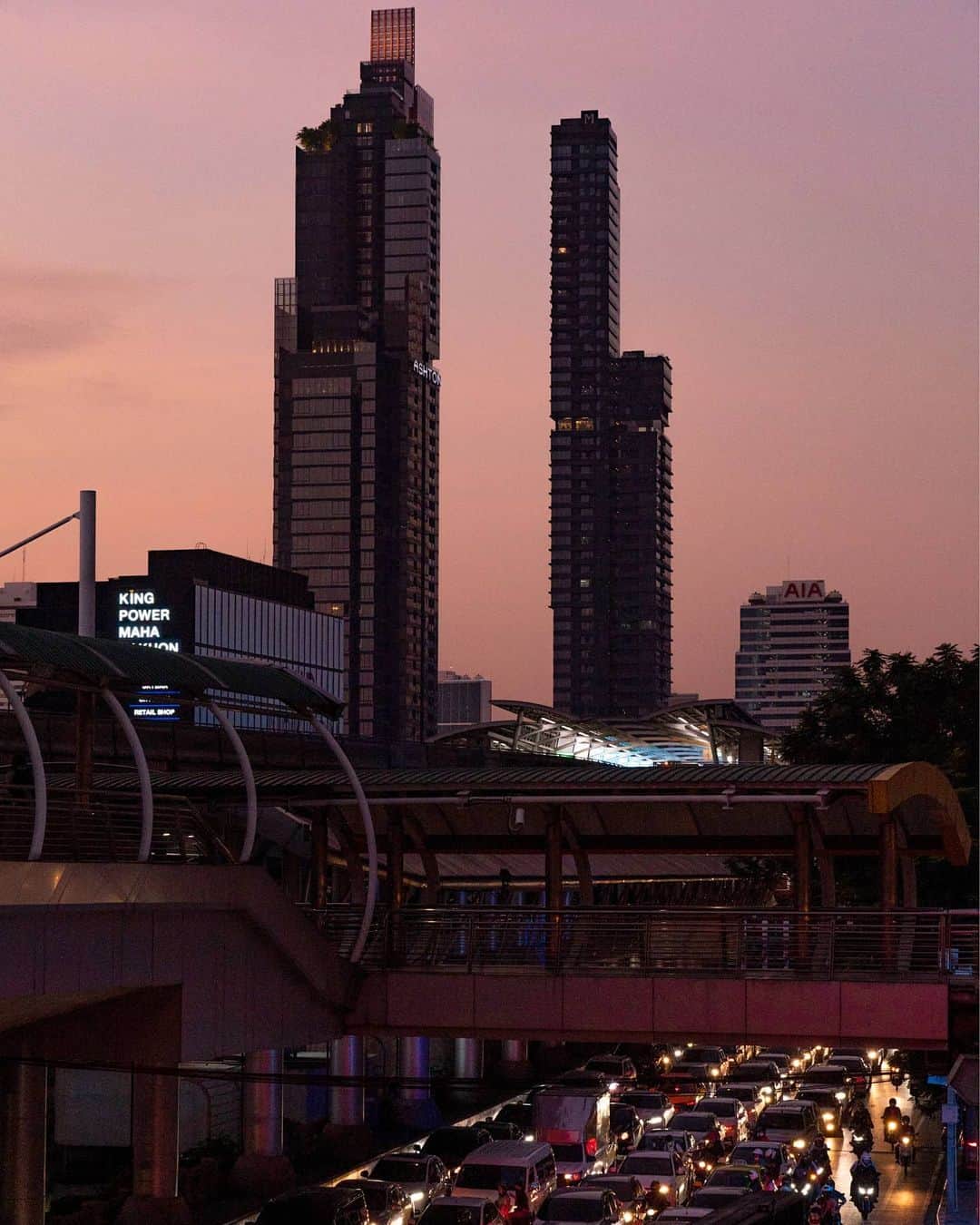 でいぜろバンコクのインスタグラム：「Traffic jam × condominiums」