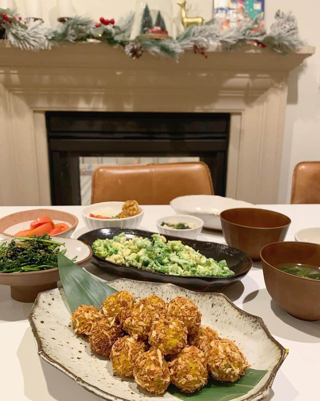 高木りなさんのインスタグラム写真 - (高木りなInstagram)「Homemade not fried croquette🌿✨  次男くんがお昼寝中に 長男くんと晩ごはん作り。  長男くんが赤ちゃんの時によく作ってた、 揚げないかぼちゃコロッケ🎃✨  パン粉を乾煎りして全体にまぶすだけ🙌🏻 ヘルシーだし片付けも楽だし、おすすめです❤️  둘째 낮잠중에 첫째랑 저녁만들기 오늘은 튀기지않은 호박 고로케 🎃  빵가루를 구워서 주위에 묻히면 왕성! 몸에도 좋고 뒷정리도 편해요  첫째한테는 자주 만들어줬던 고로케를  둘째에게 처음 만들어주네요 ㅋㅋㅋ  #RinasTable #RinasSpoon #homecooking #notfried #croquettes #croquetas #croquette #kroket #japanesefood #晩ごはん #おうちごはん #コロッケ #揚げないコロッケ #幼児食 #こどもごはん #器 #器好き #집밥 #저녁밥상 #집밥스타그램  #유아식 #유아식단 #아들맘 #고로케 #이도」12月13日 13時39分 - rinasvoyage